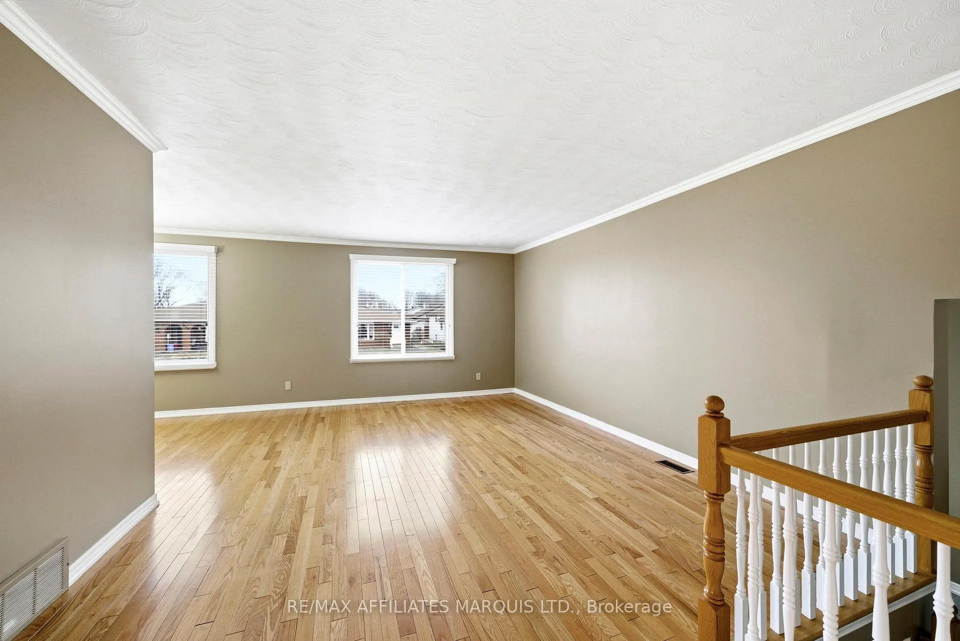 Photo 5 of 681 Champlain Drive, Cornwall — HOMEH