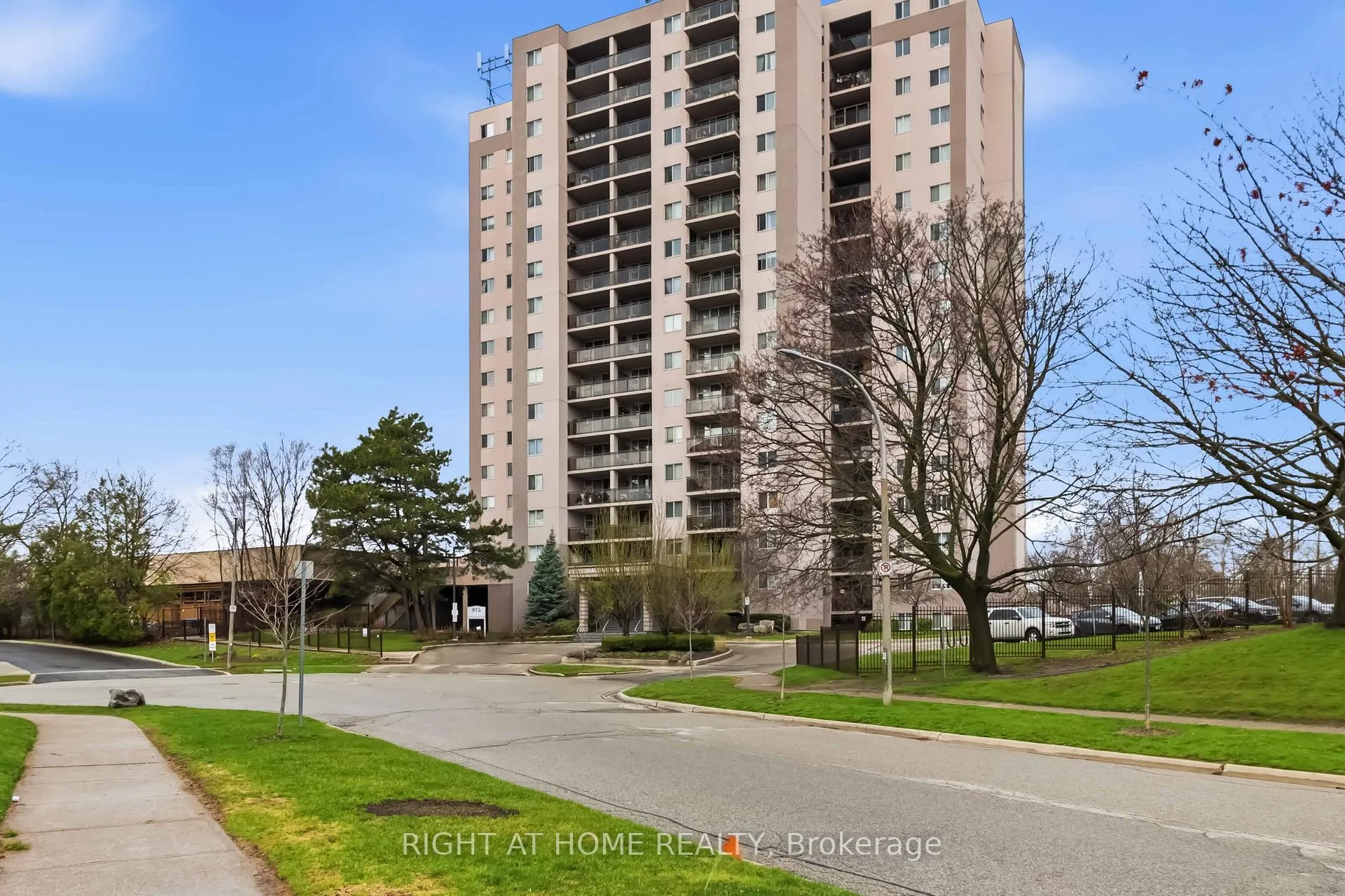 Front of Unit 1706, 975 Warwick Court