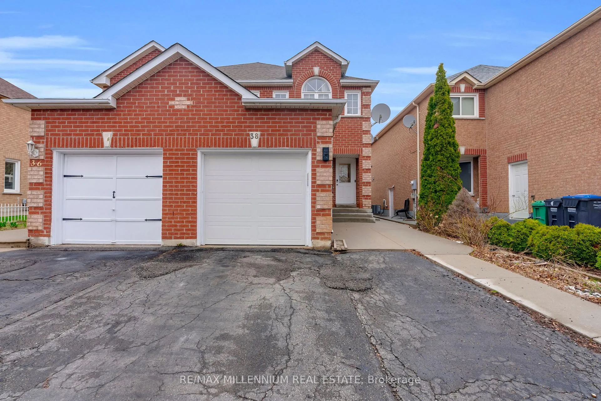 Photo 2 of 38 Kitto Court, Brampton, Fletcher's West — HOMEH