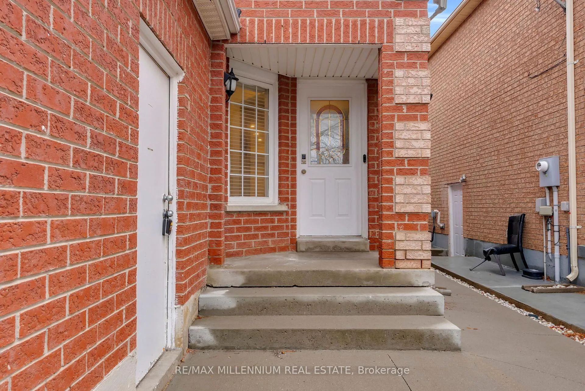 Photo 3 of 38 Kitto Court, Brampton, Fletcher's West — HOMEH