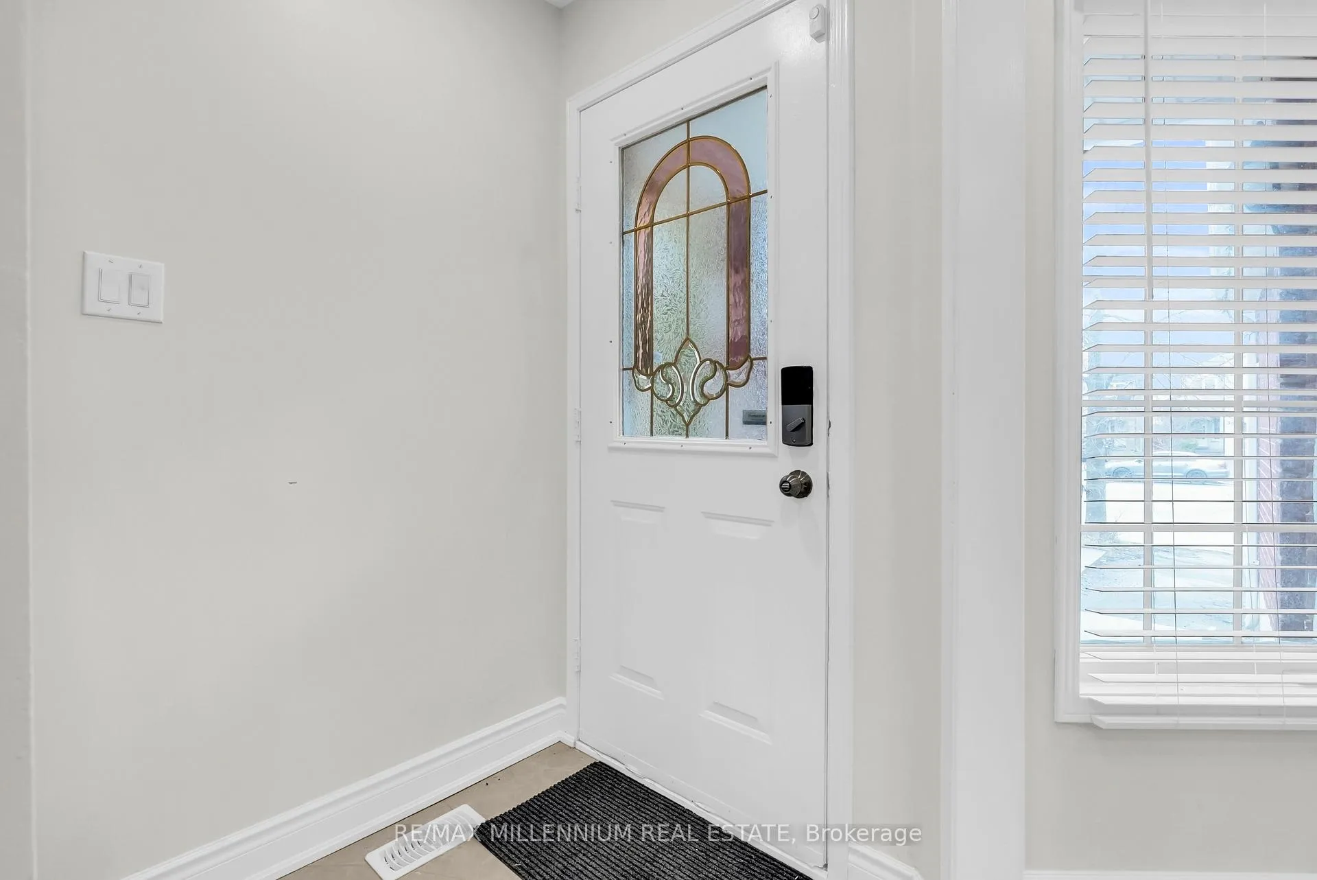 Photo 4 of 38 Kitto Court, Brampton, Fletcher's West — HOMEH