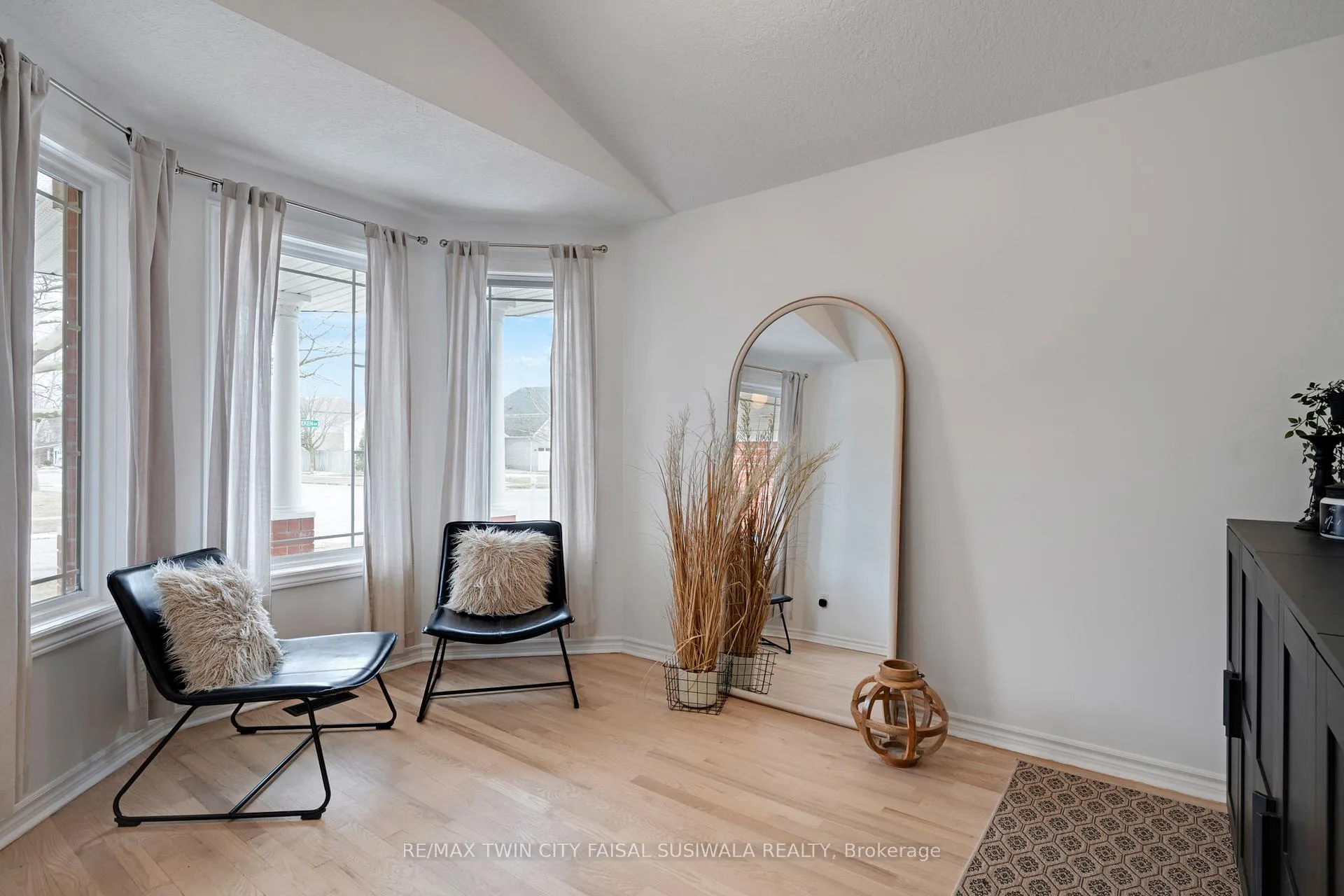 Photo 10 of 158 Mcmeeken Drive, Cambridge — HOMEH