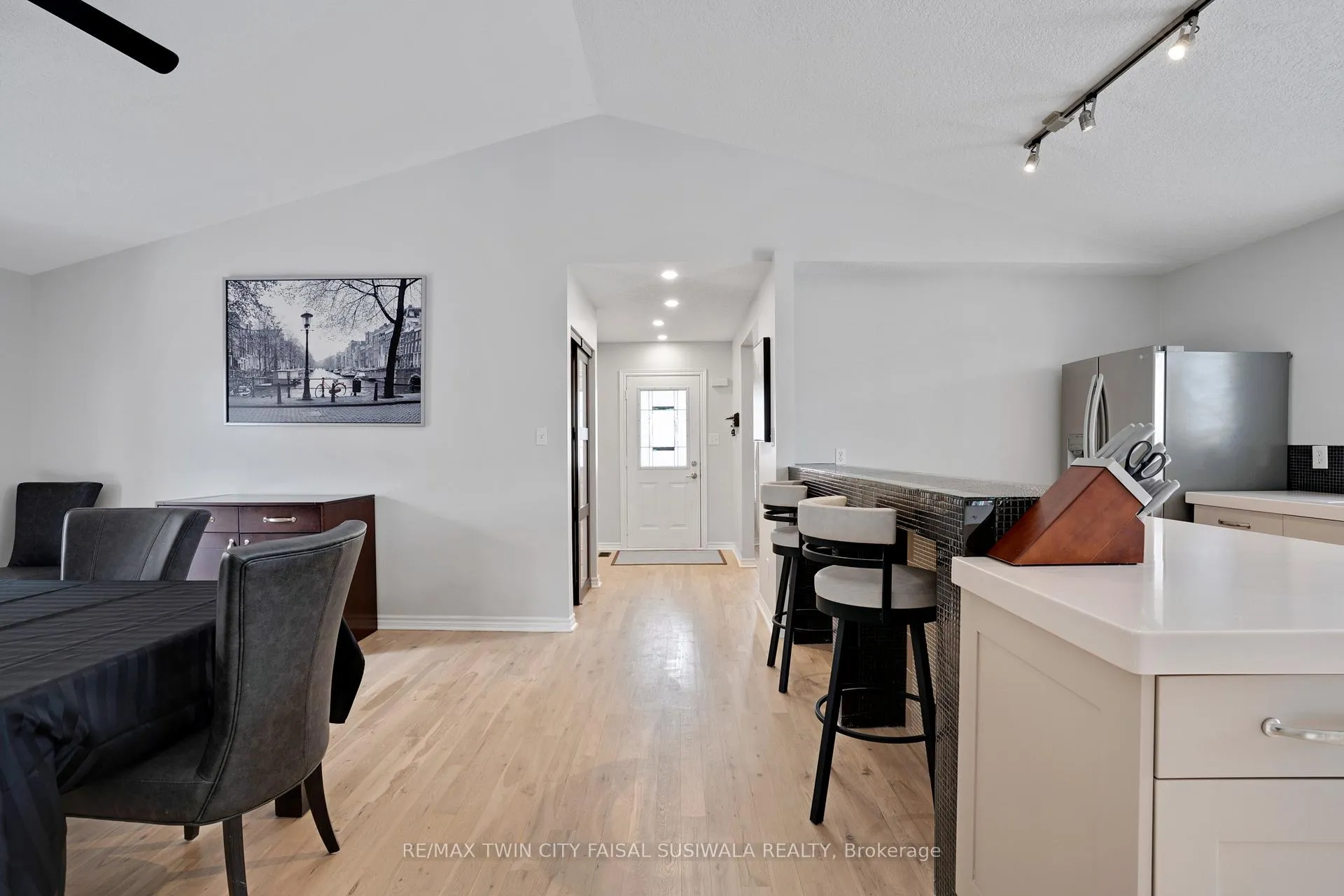 Photo 16 of 158 Mcmeeken Drive, Cambridge — HOMEH