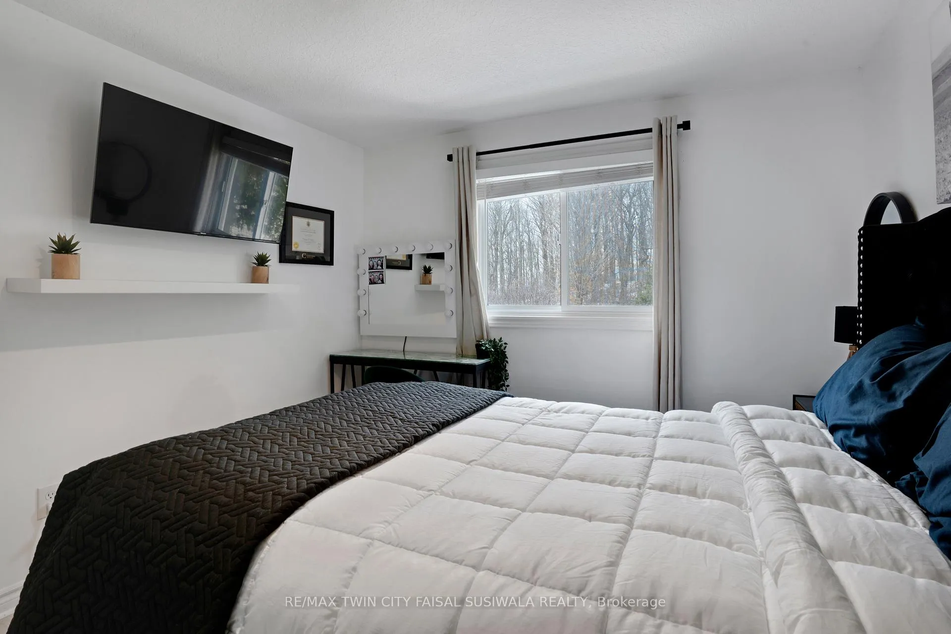 Photo 40 of 158 Mcmeeken Drive, Cambridge — HOMEH