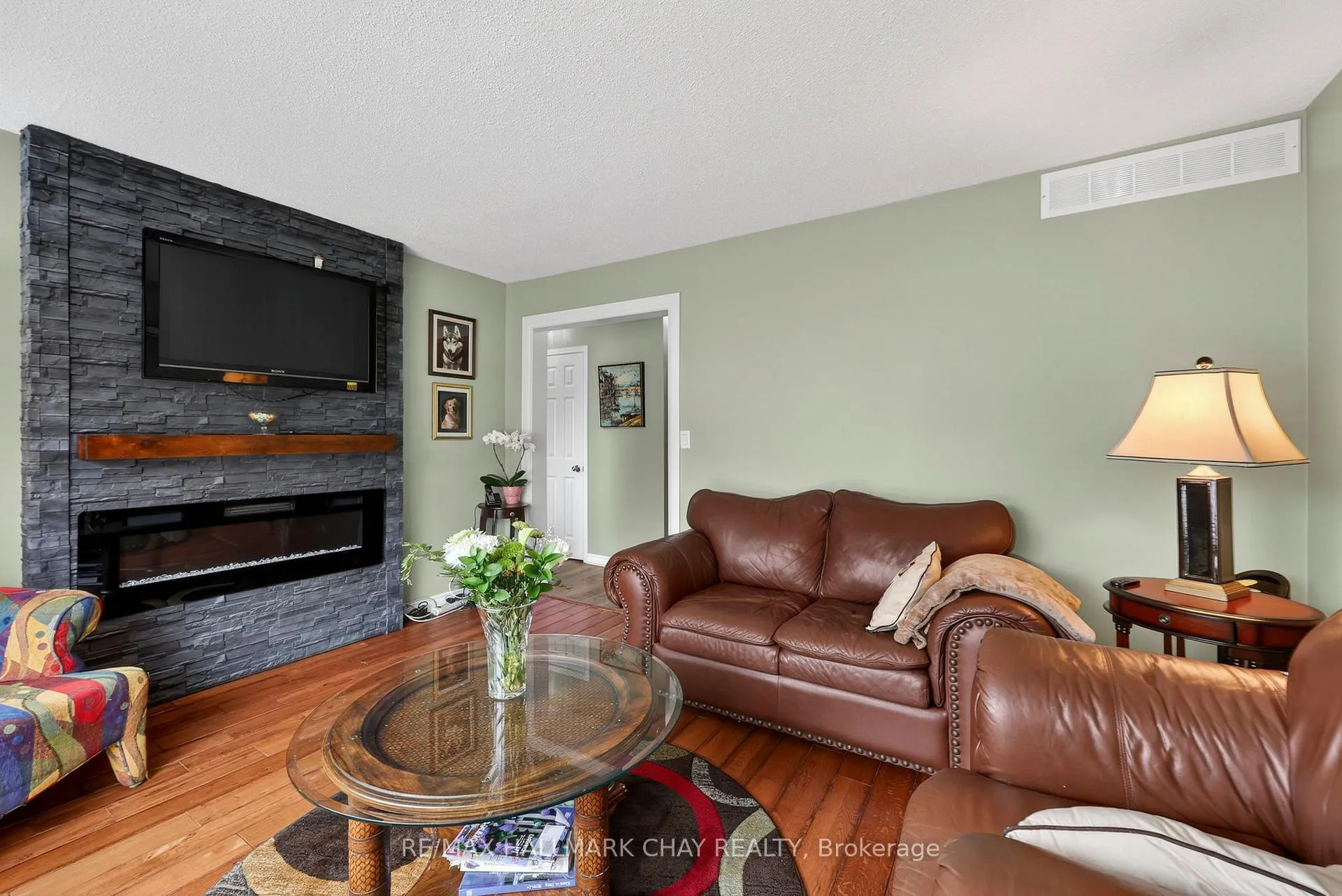 Photo 8 of 15 Wilde Place, Barrie, Letitia Heights — HOMEH