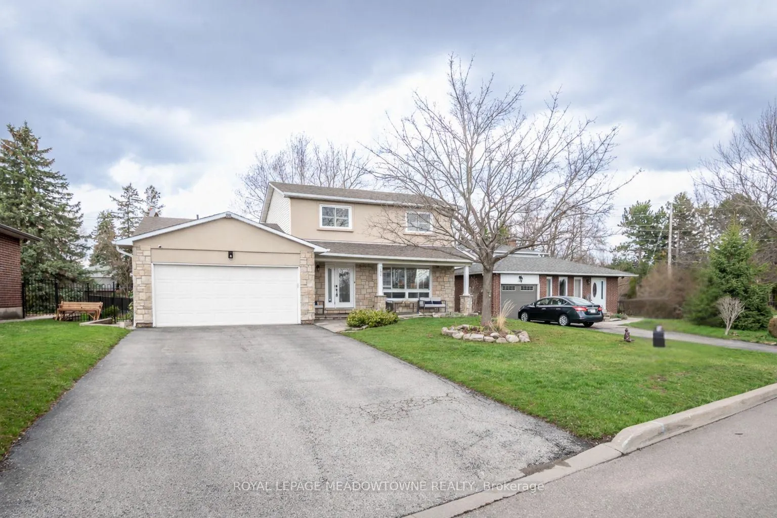 Front of 289 Parkway Drive W