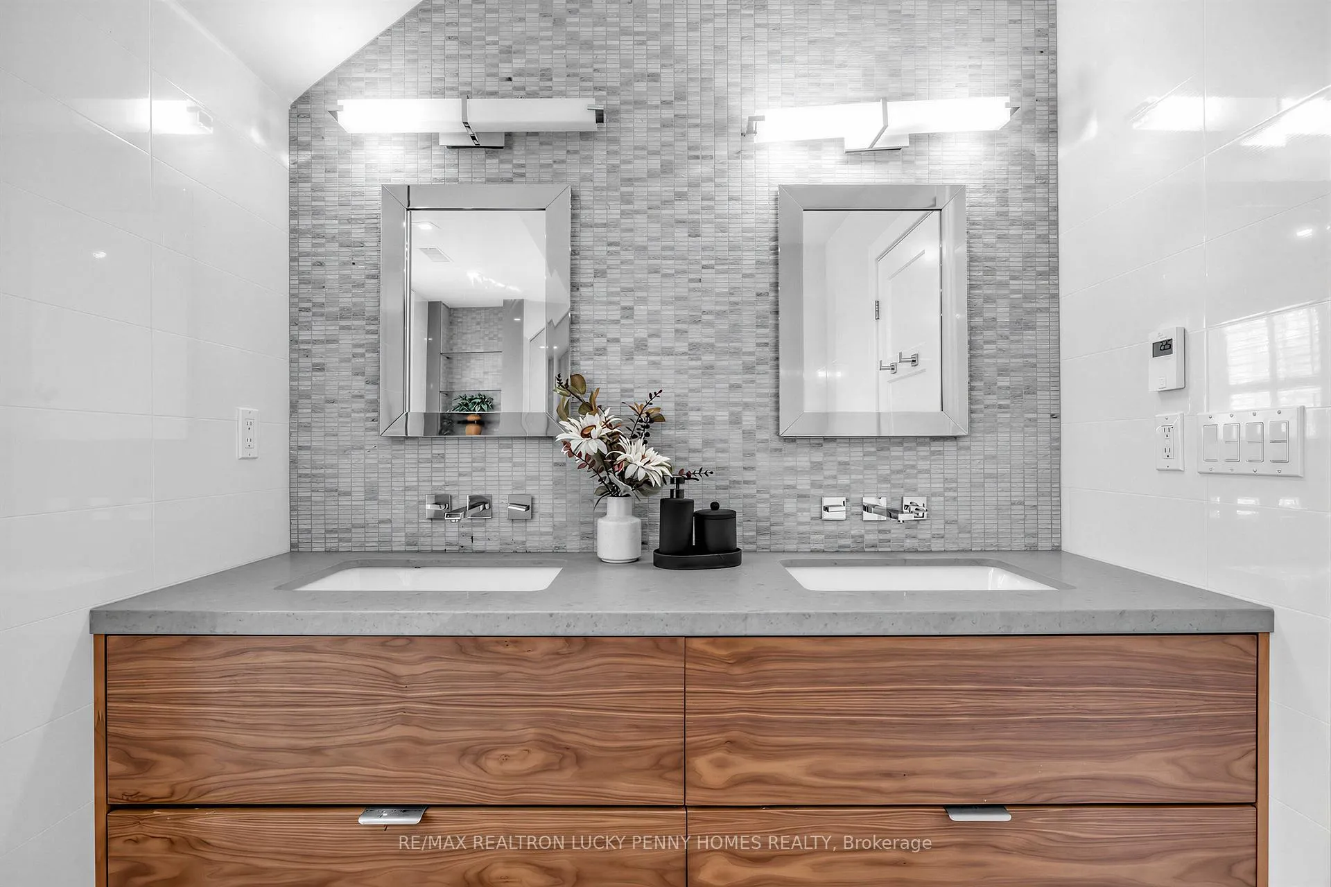 Photo 30 of 25 Cortleigh Boulevard, Toronto, Lawrence Park South — HOMEH