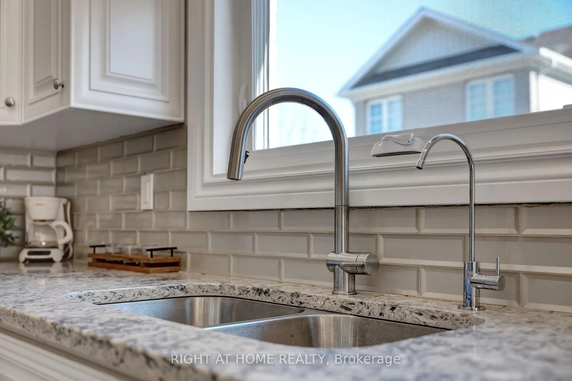 Photo 9 of 119 Mildenhall Place, Whitby, Brooklin — HOMEH