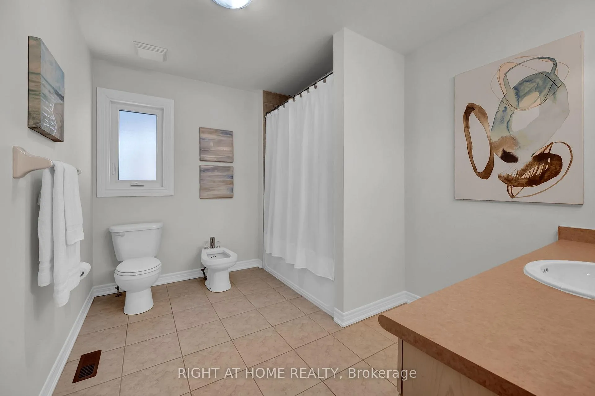 Photo 37 of 119 Mildenhall Place, Whitby, Brooklin — HOMEH