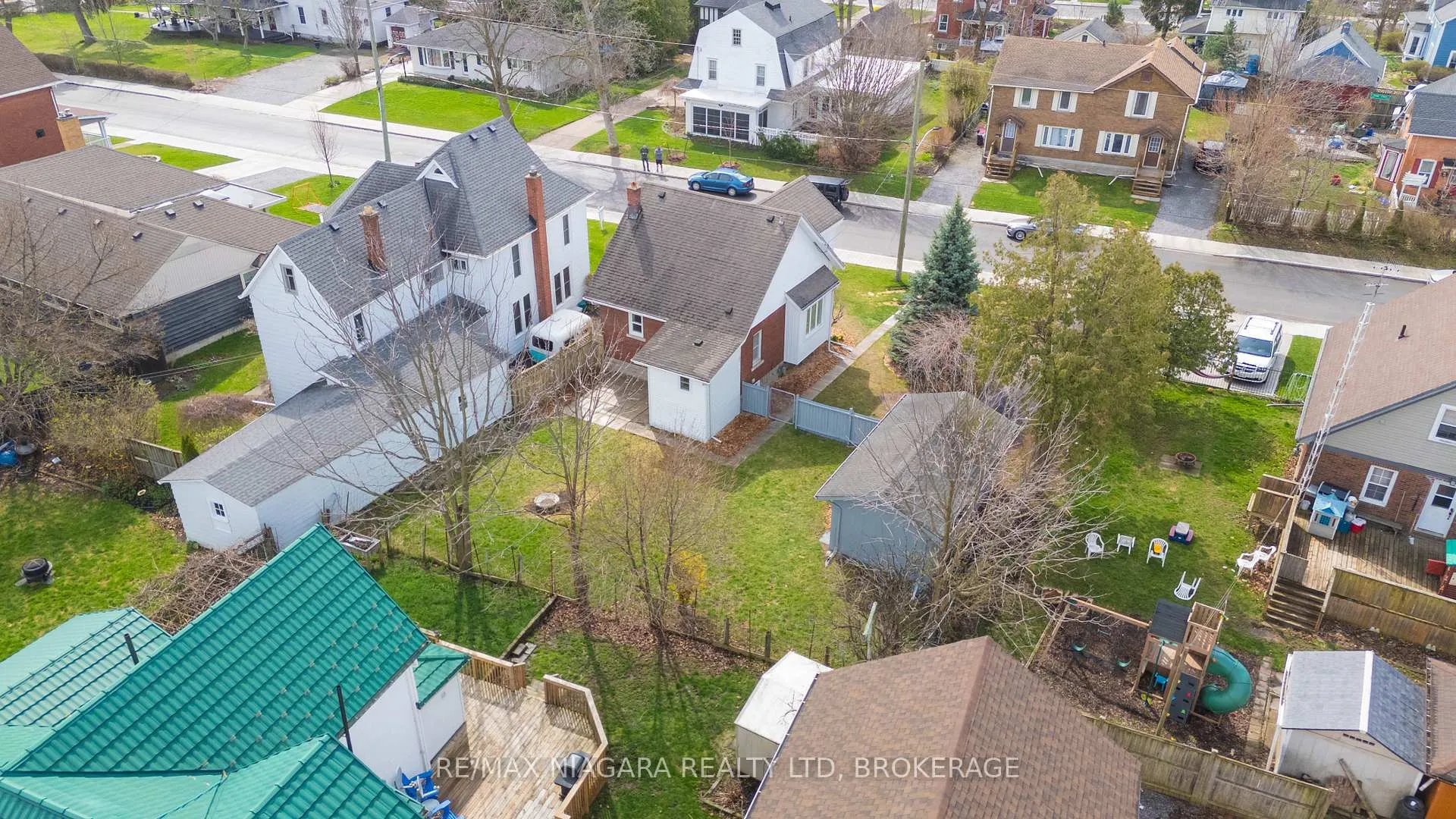 Photo 14 of 70 Bald Street, Welland, Broadway — HOMEH