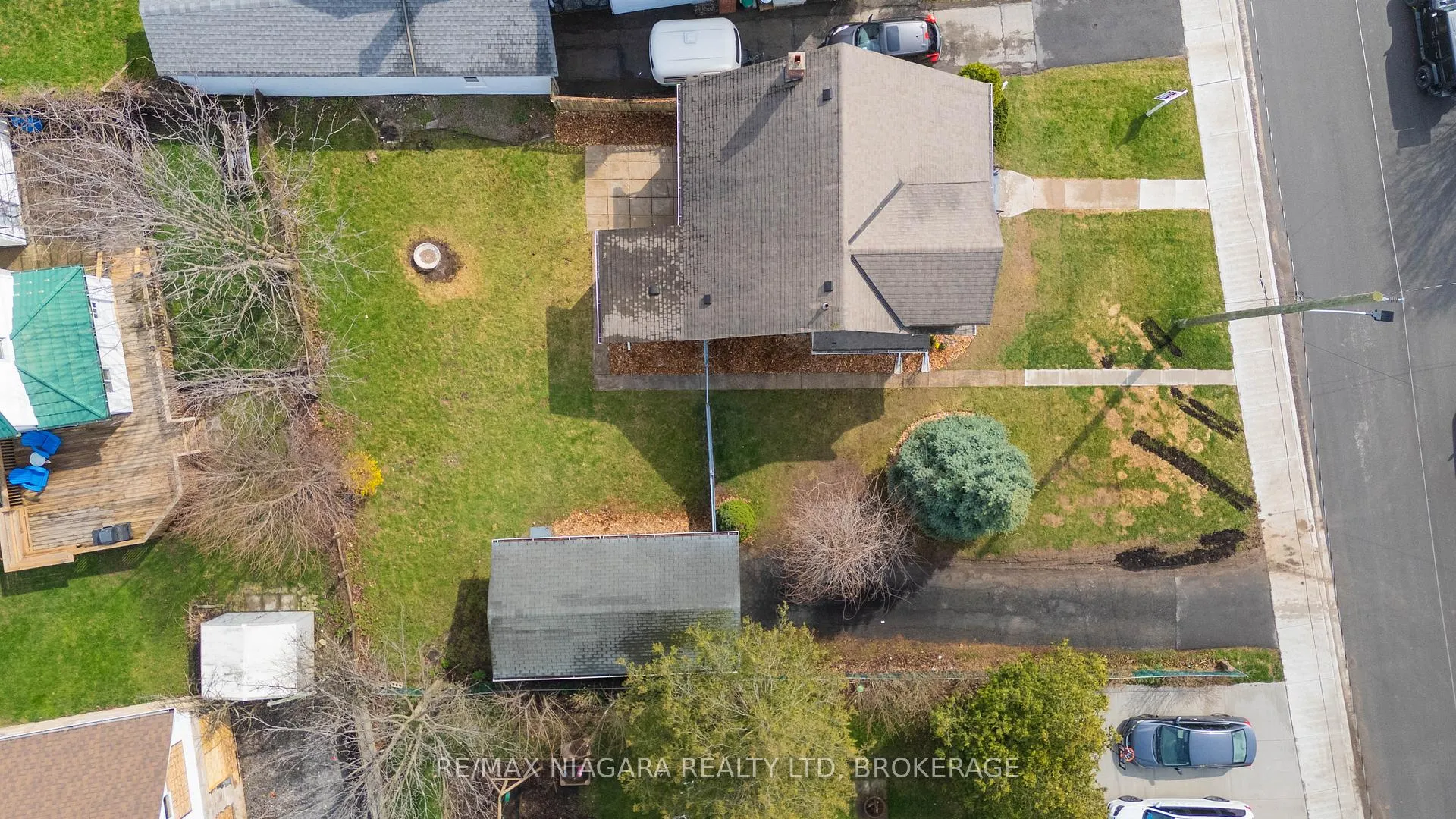Photo 15 of 70 Bald Street, Welland, Broadway — HOMEH