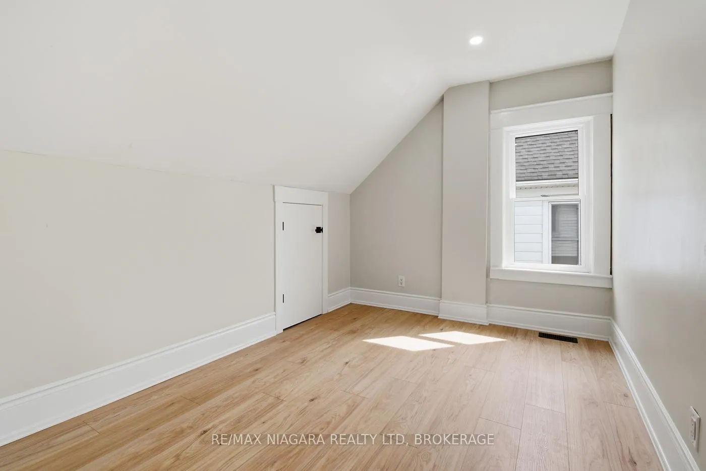 Photo 18 of 70 Bald Street, Welland, Broadway — HOMEH