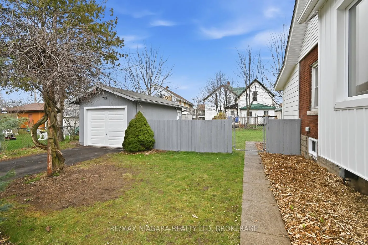 Photo 41 of 70 Bald Street, Welland, Broadway — HOMEH