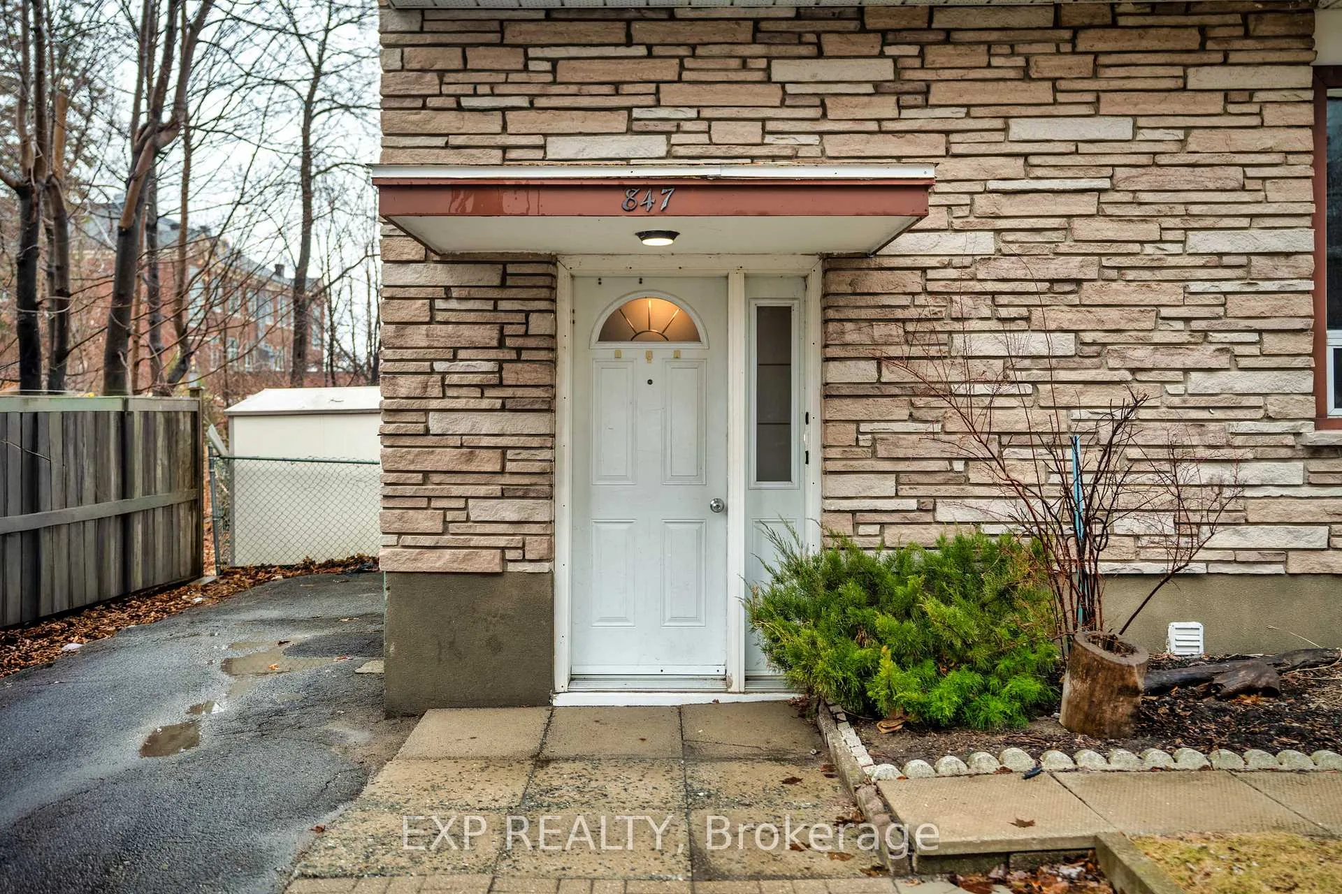 Photo 2 of 847 Pinewood Crescent, Ottawa, Queensway Terrace North — HOMEH