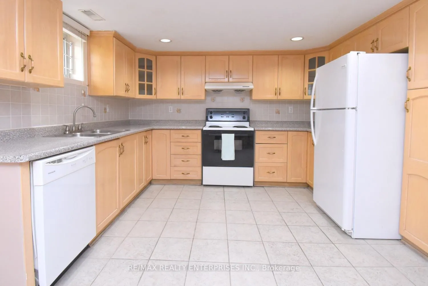 Photo 28 of 65 Hadrian Drive, Etobicoke, Elms-Old Rexdale — HOMEH