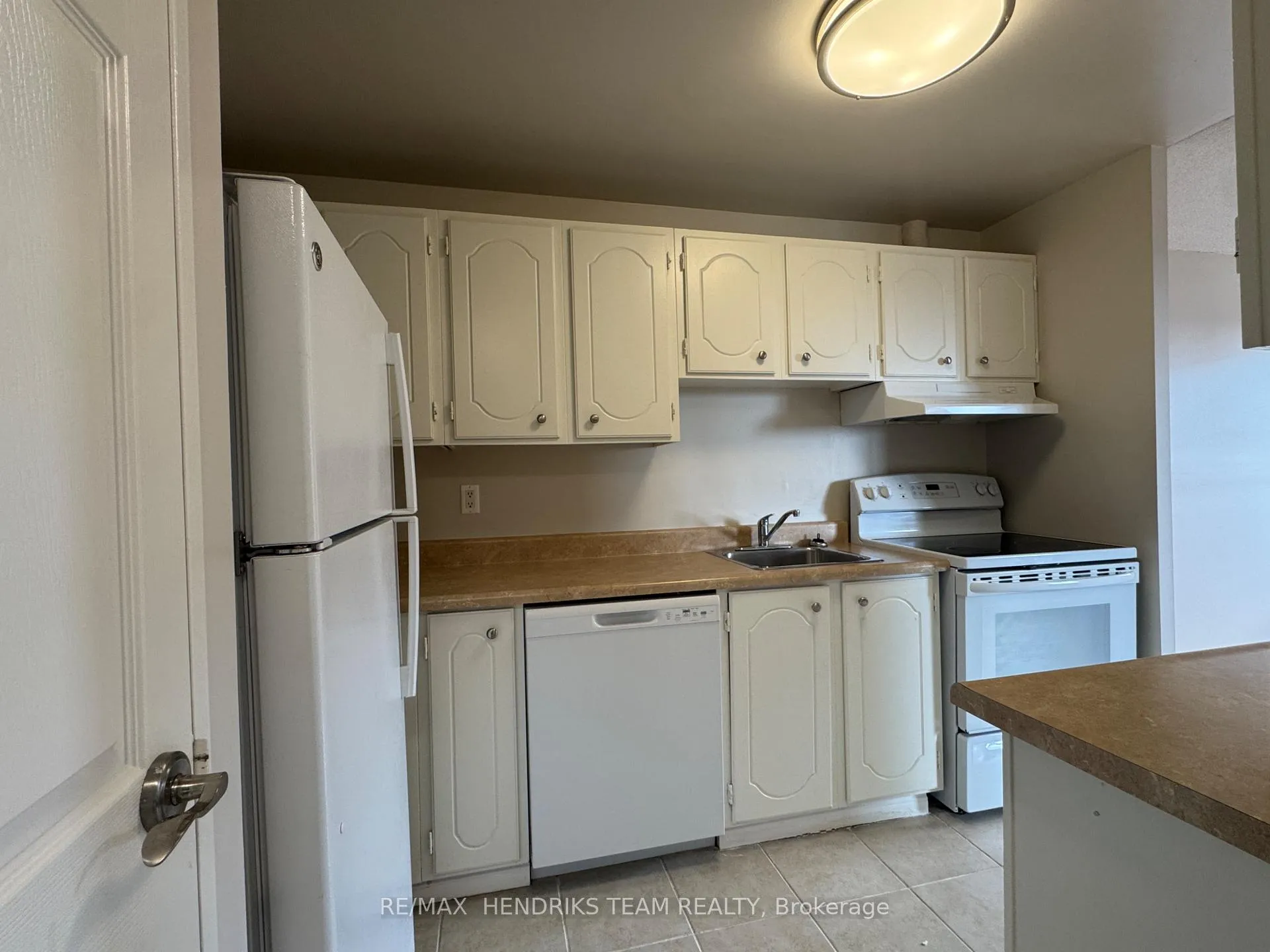 Photo 2 of Unit 803, 610 Lake Street, St. Catharines, Lakeport — HOMEH