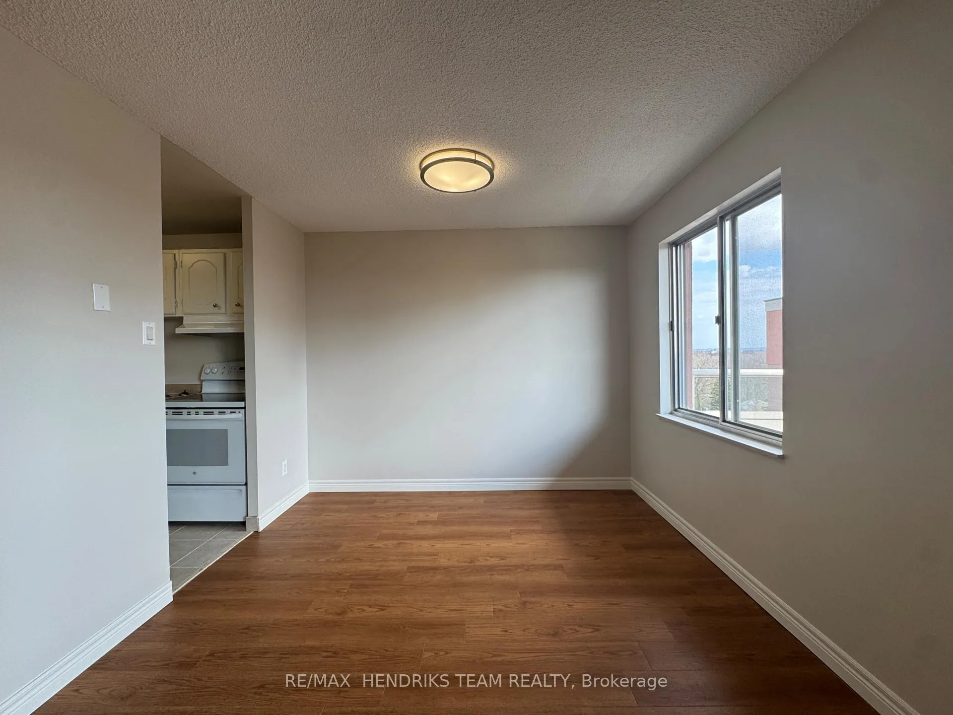 Photo 4 of Unit 803, 610 Lake Street, St. Catharines, Lakeport — HOMEH