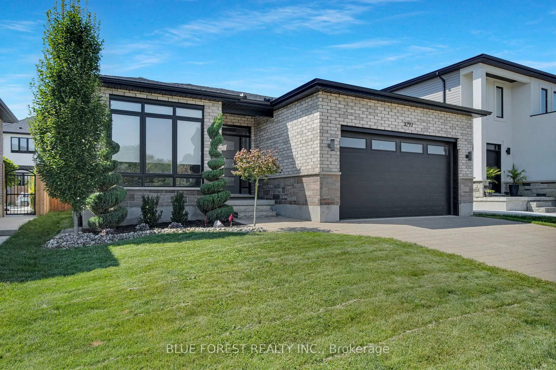 Photo 2 of 3297 Regiment Road, London, South V — HOMEH