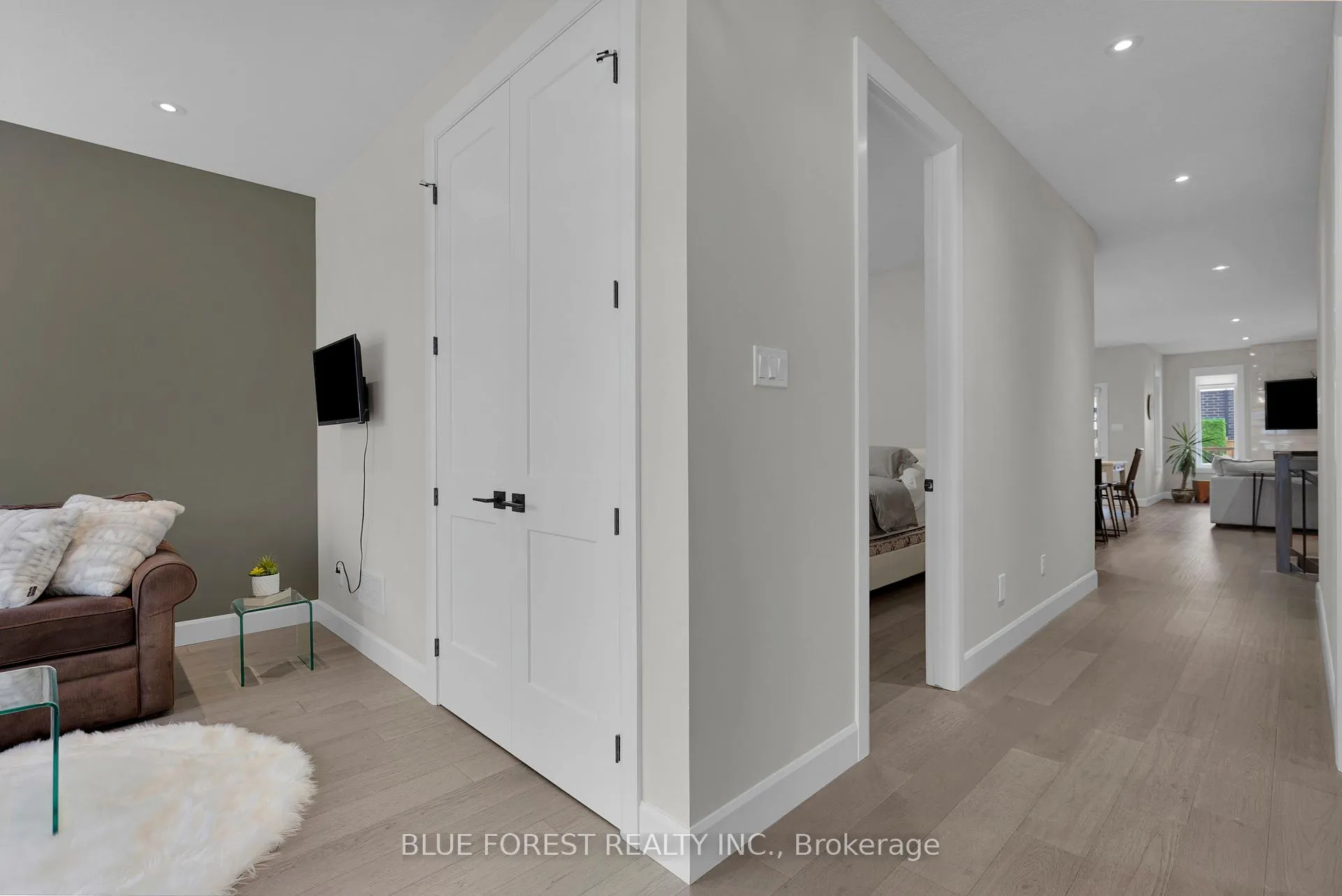 Photo 7 of 3297 Regiment Road, London, South V — HOMEH