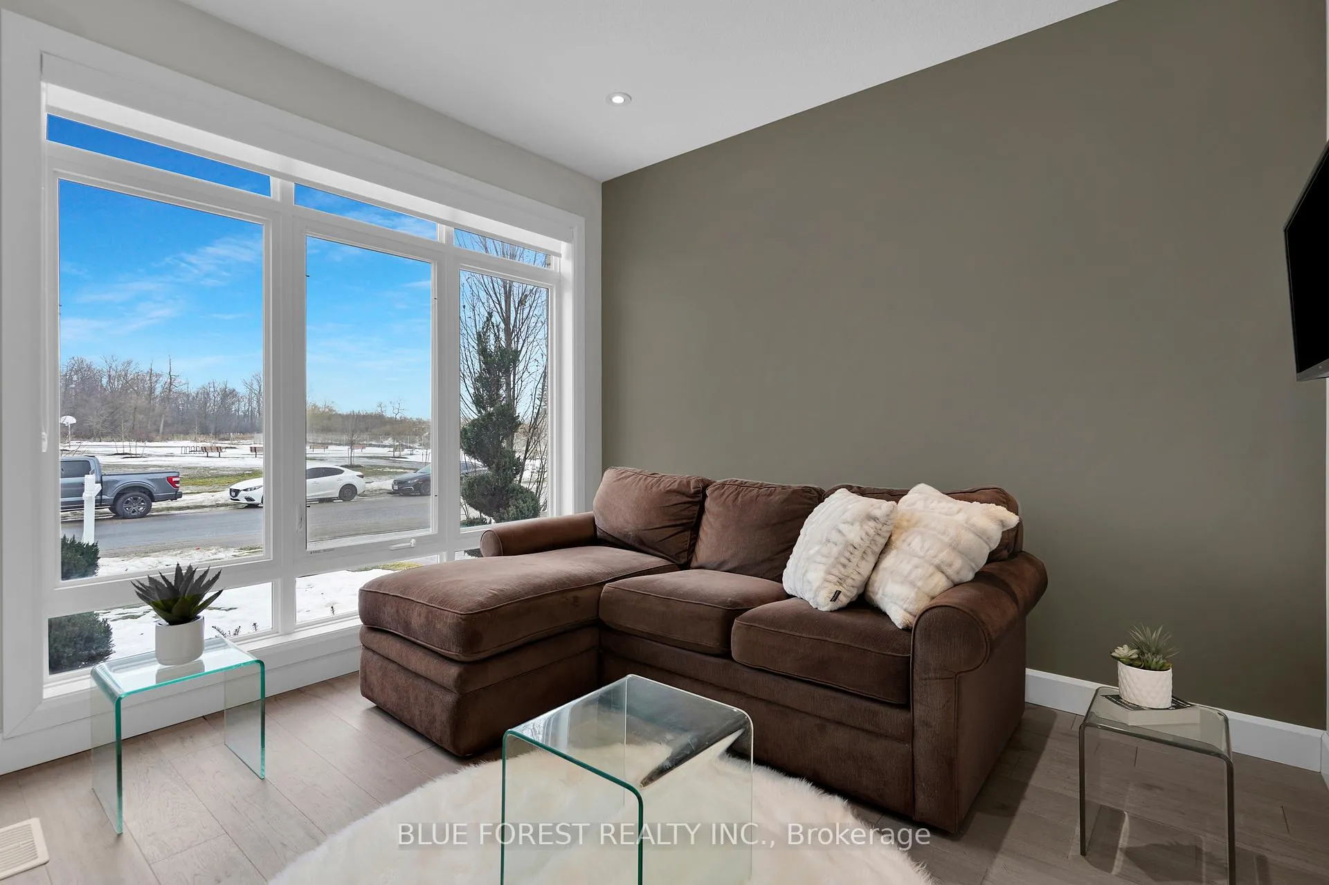 Photo 8 of 3297 Regiment Road, London, South V — HOMEH