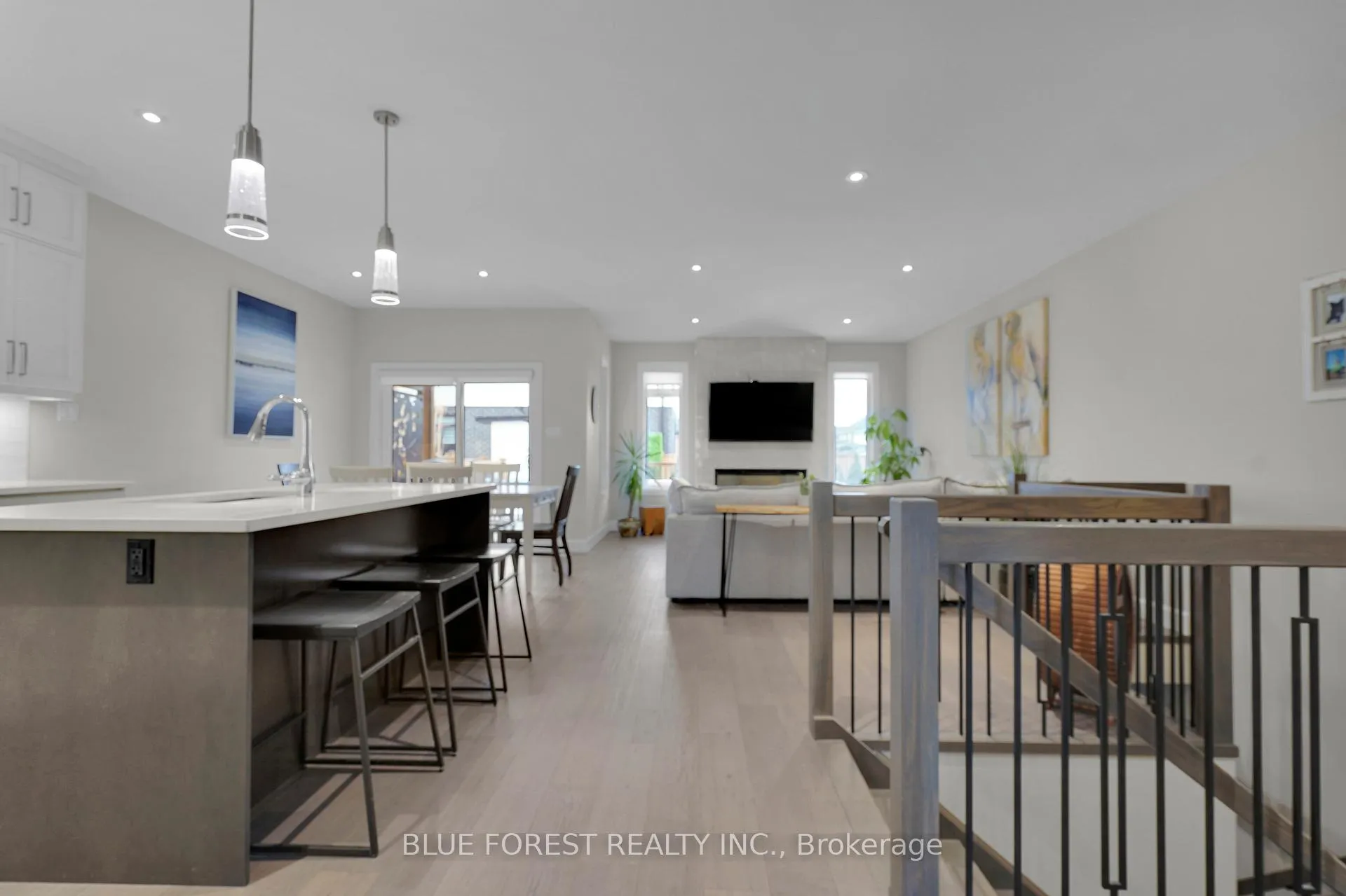 Photo 10 of 3297 Regiment Road, London, South V — HOMEH