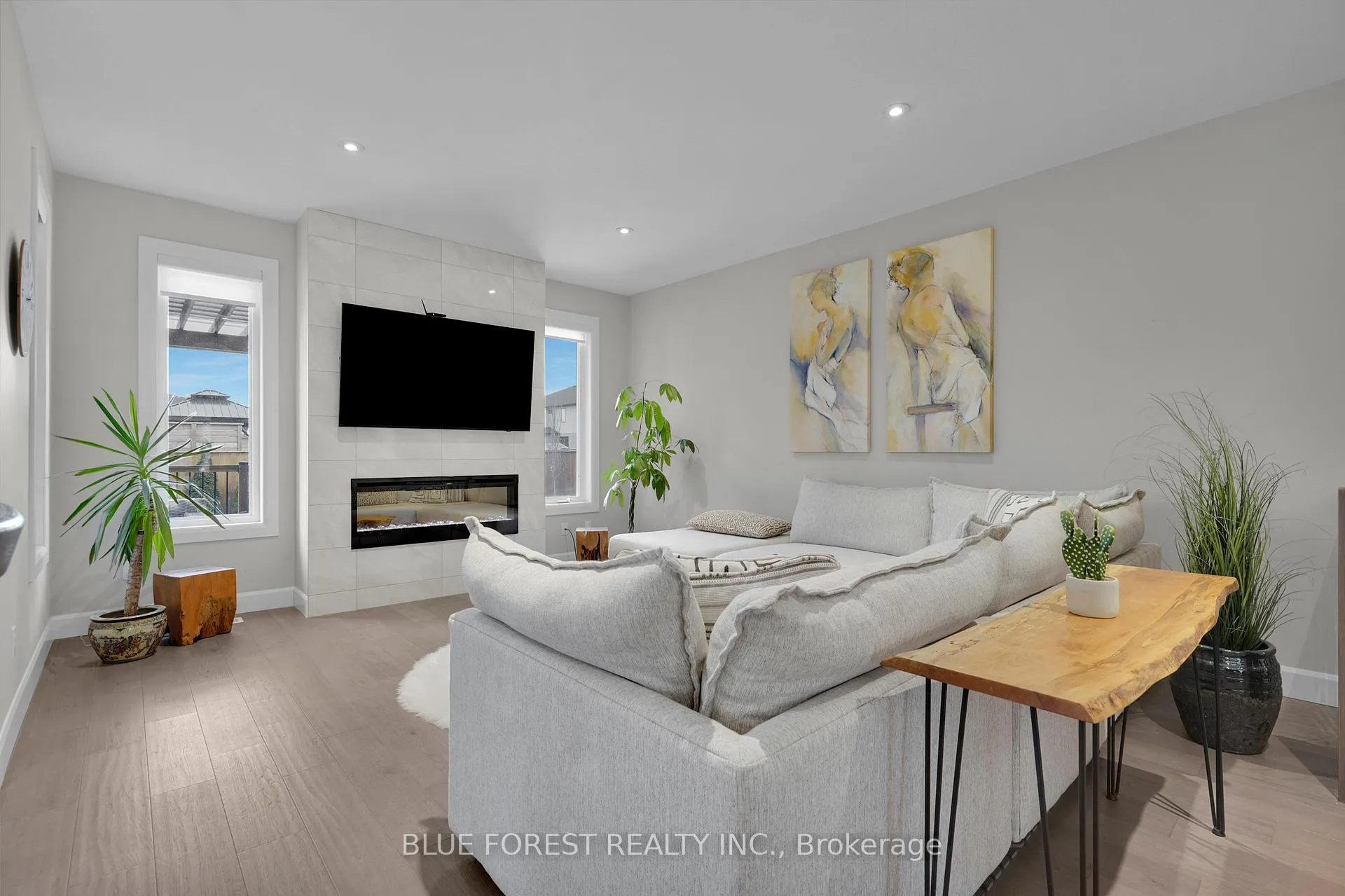 Photo 12 of 3297 Regiment Road, London, South V — HOMEH