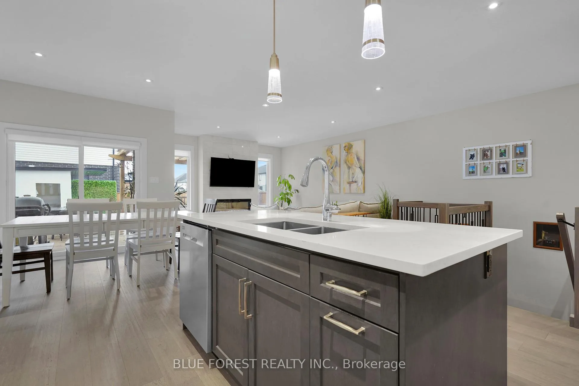 Photo 21 of 3297 Regiment Road, London, South V — HOMEH