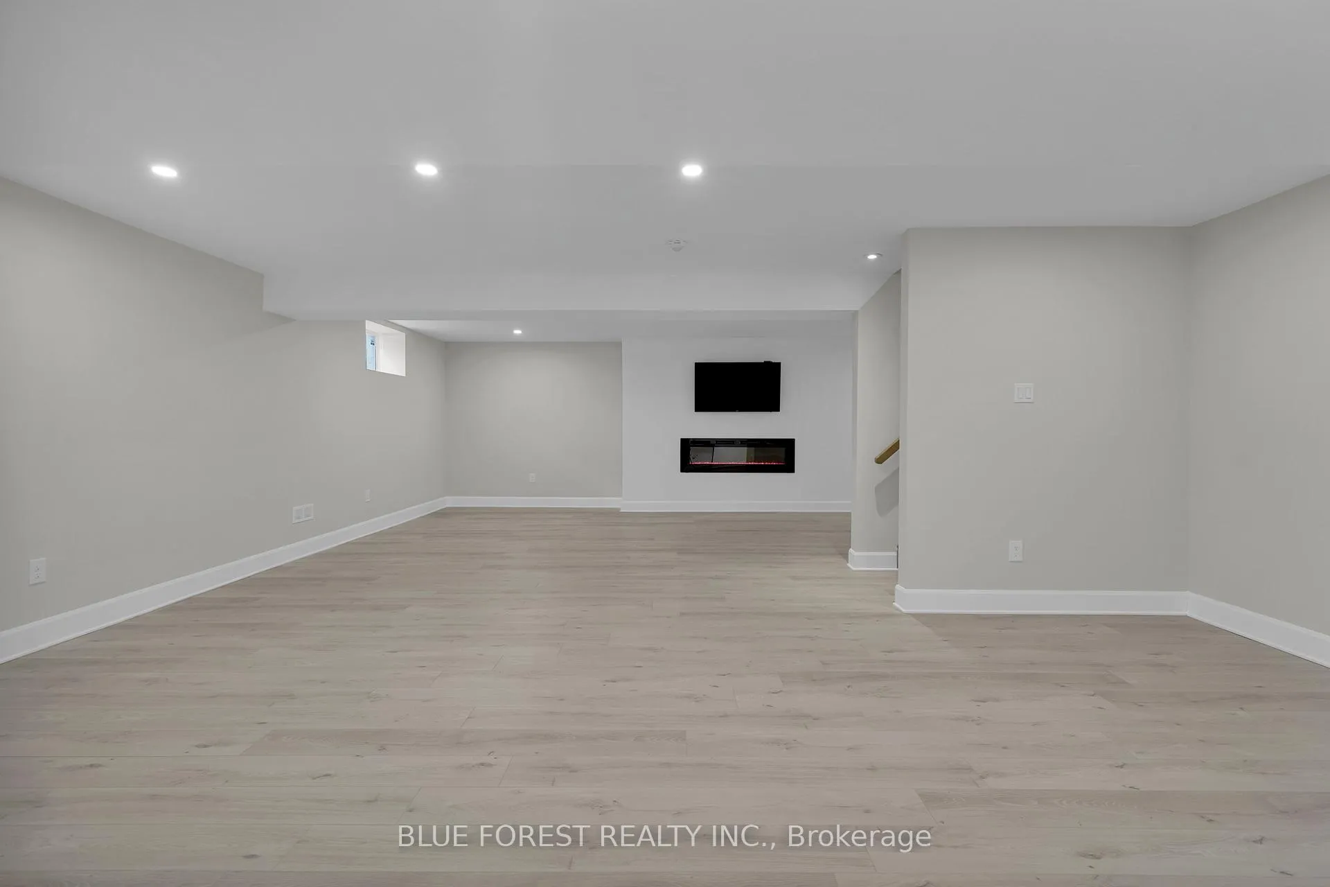 Photo 35 of 3297 Regiment Road, London, South V — HOMEH