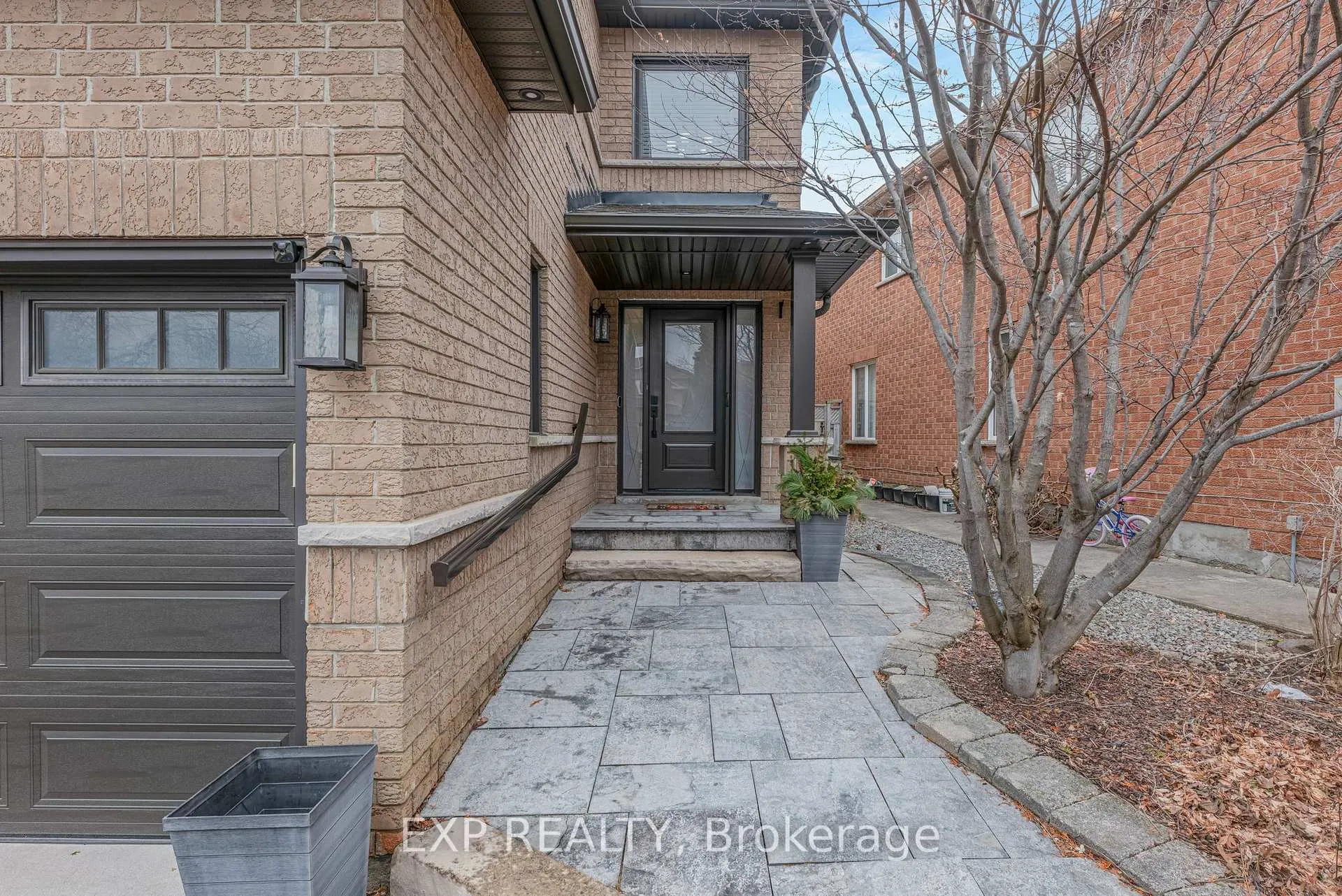 Photo 2 of 138 Princeton Gate, Vaughan, Maple — HOMEH