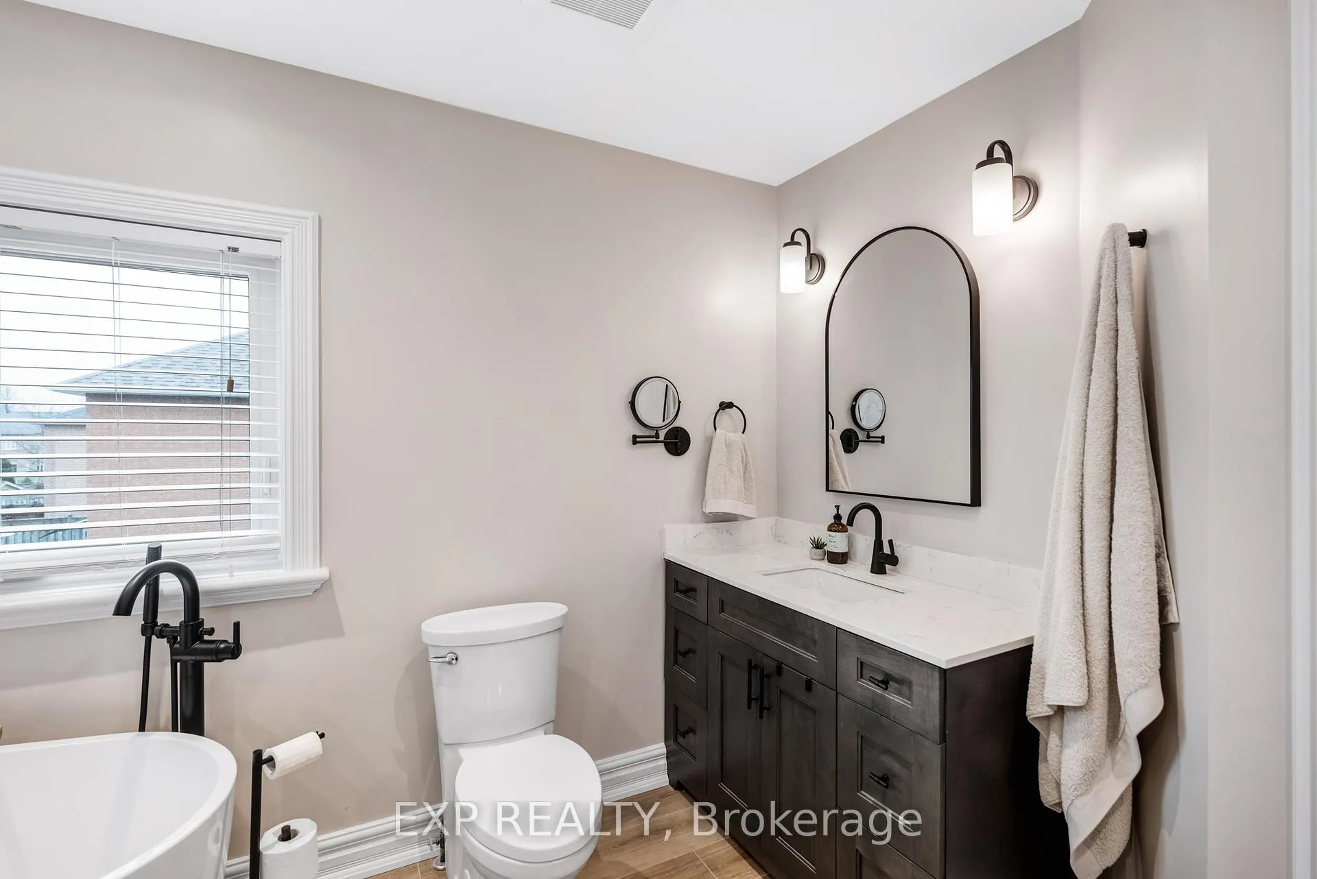 Photo 24 of 138 Princeton Gate, Vaughan, Maple — HOMEH