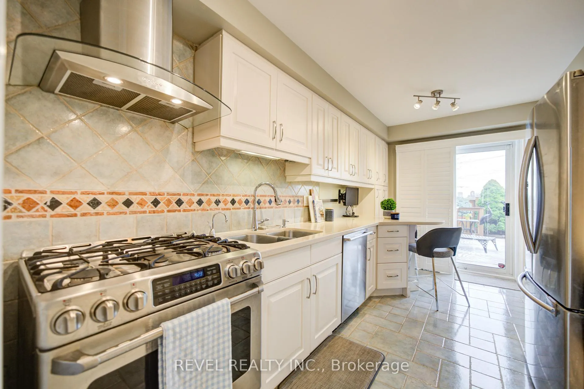 Photo 6 of 2255 Wildwood Crescent, Pickering, Brock Ridge — HOMEH