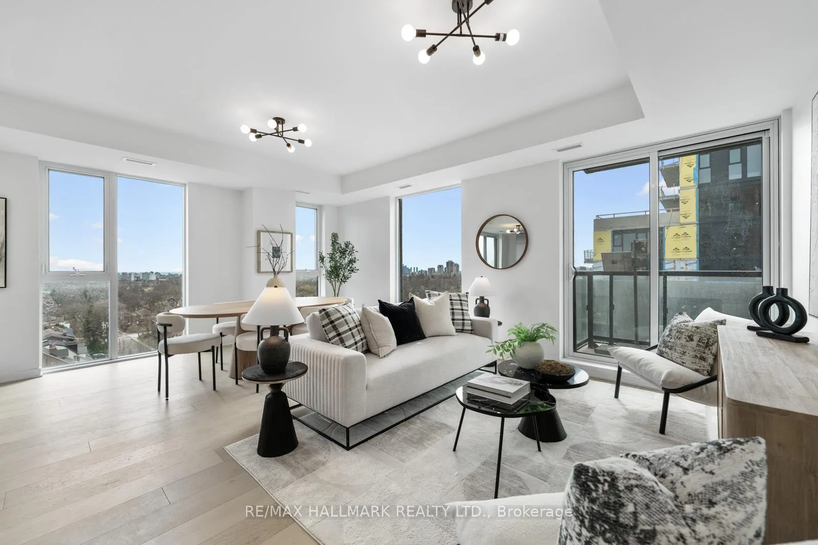 Photo 2 of Unit 907, 185 Alberta Avenue, Toronto, Oakwood Village — HOMEH