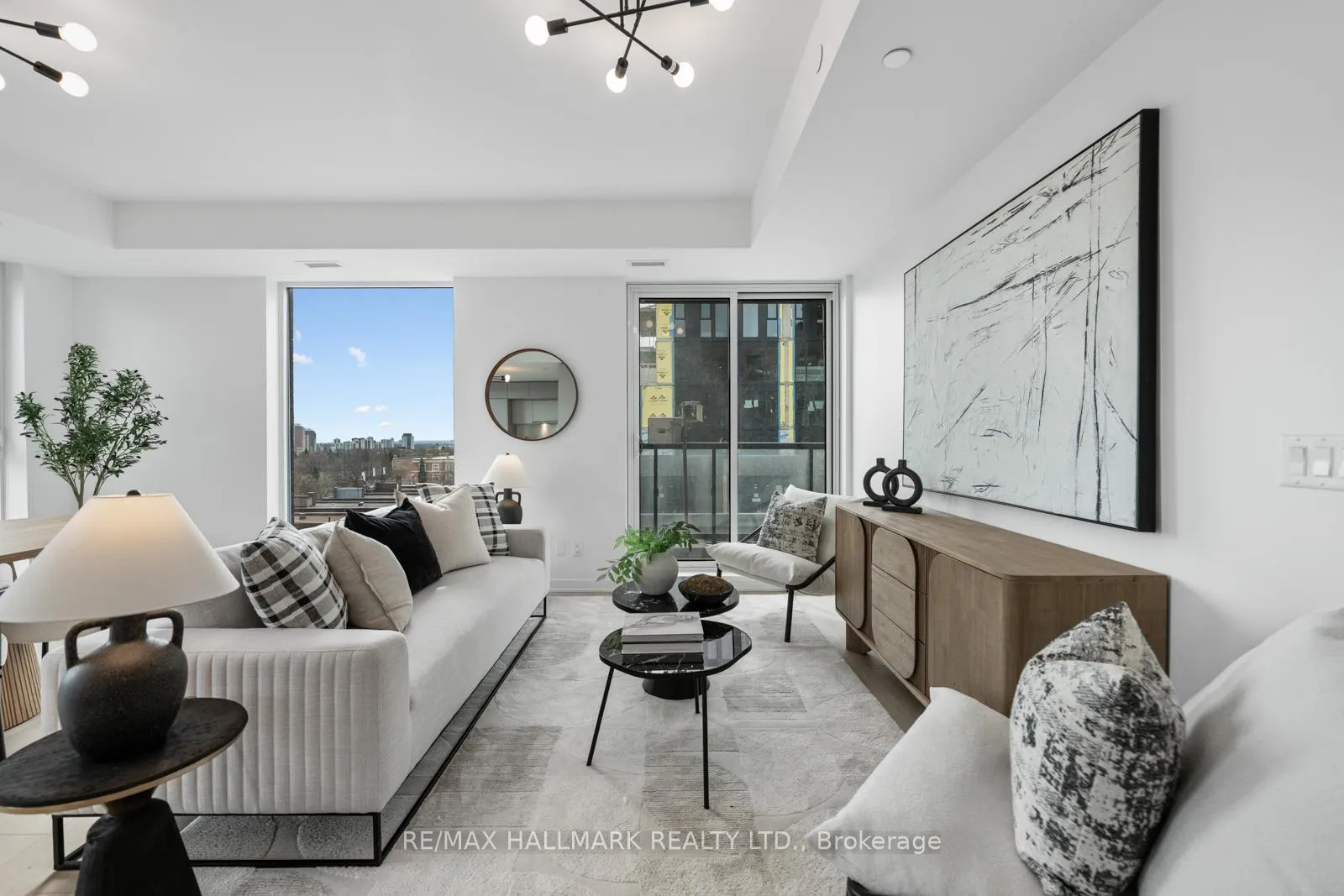 Photo 4 of Unit 907, 185 Alberta Avenue, Toronto, Oakwood Village — HOMEH