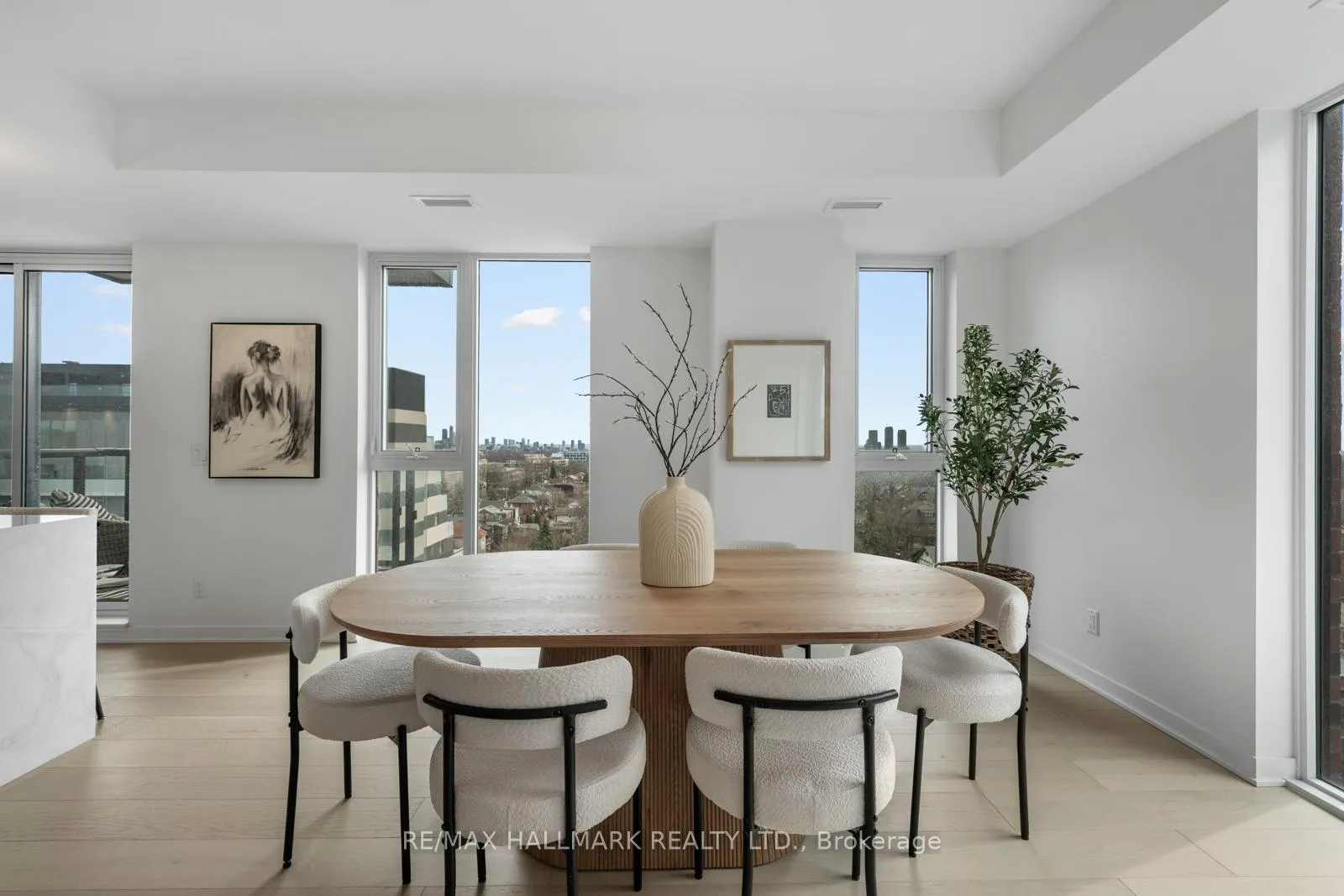 Photo 5 of Unit 907, 185 Alberta Avenue, Toronto, Oakwood Village — HOMEH