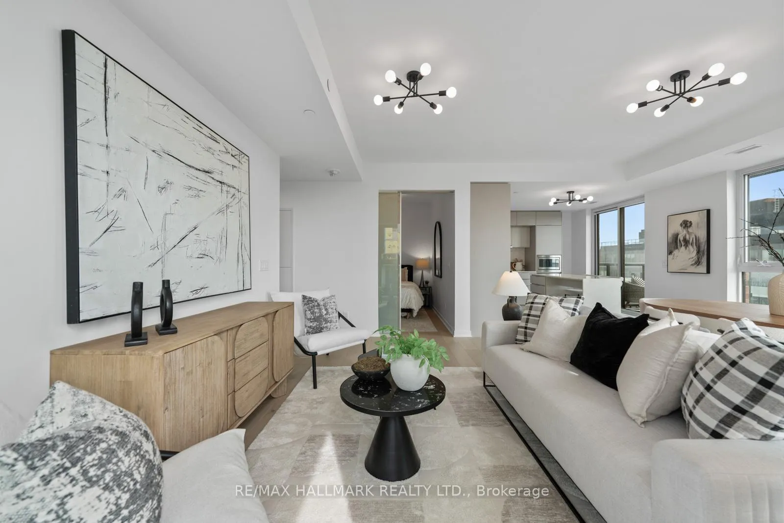 Photo 6 of Unit 907, 185 Alberta Avenue, Toronto, Oakwood Village — HOMEH