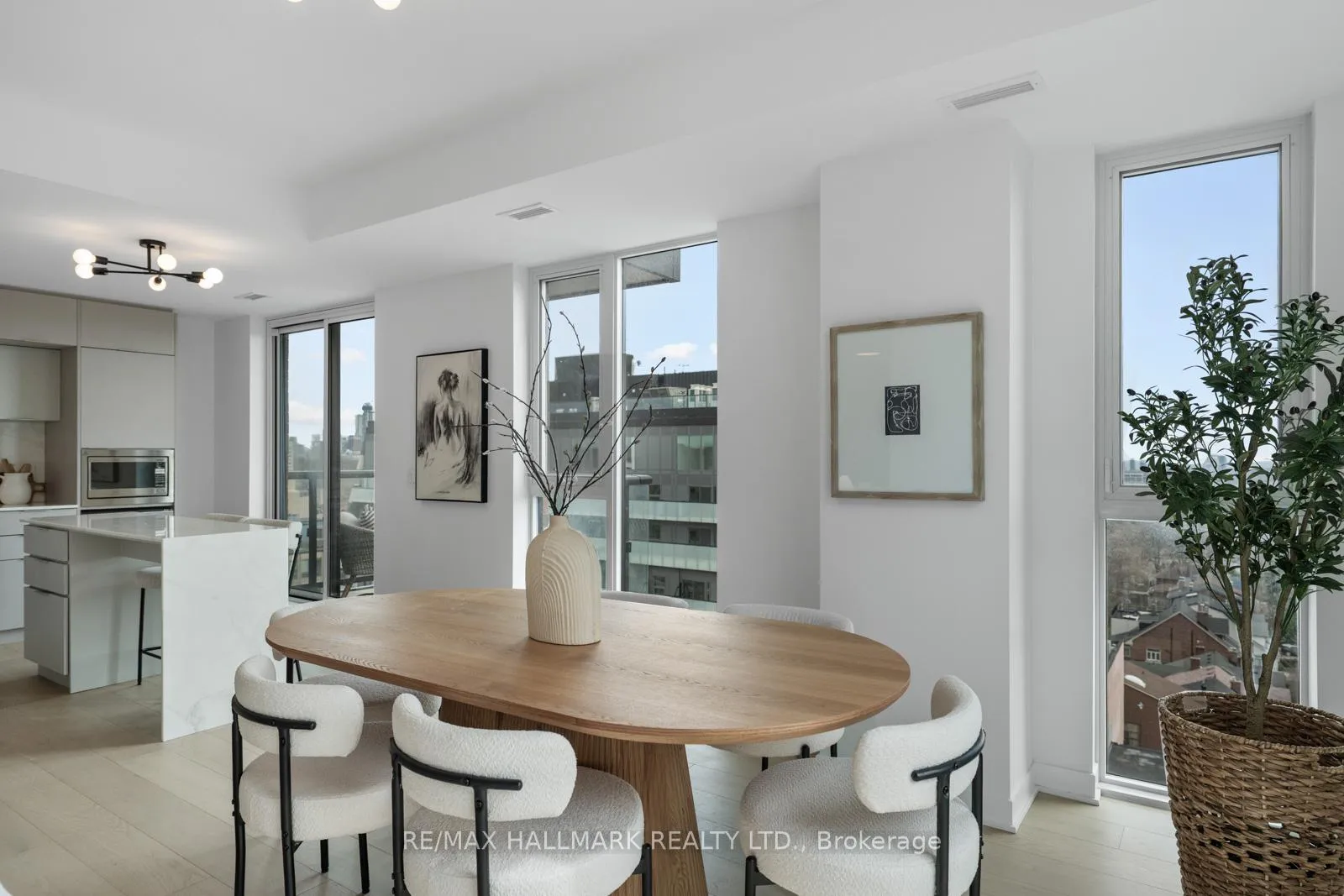 Photo 7 of Unit 907, 185 Alberta Avenue, Toronto, Oakwood Village — HOMEH