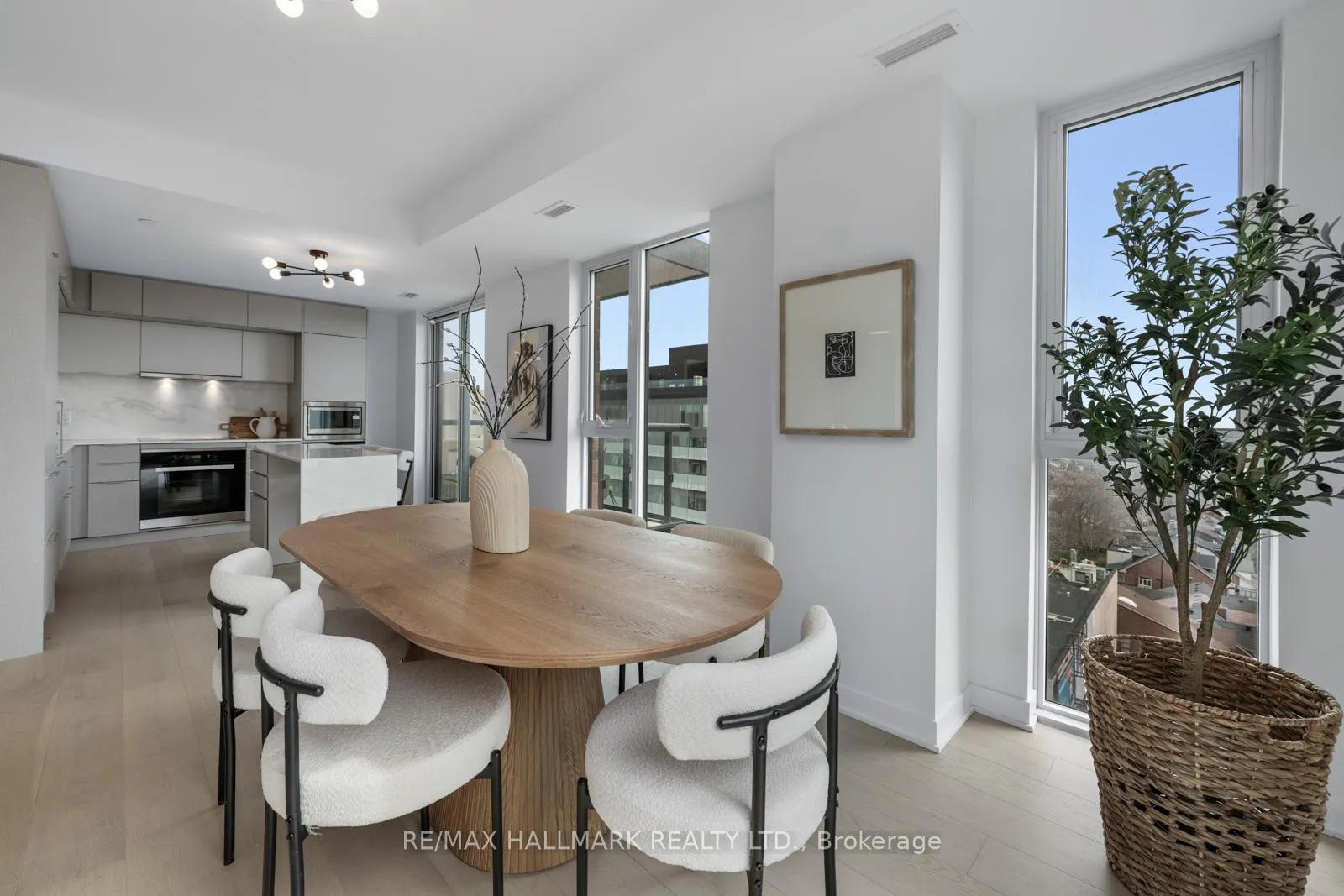 Photo 8 of Unit 907, 185 Alberta Avenue, Toronto, Oakwood Village — HOMEH