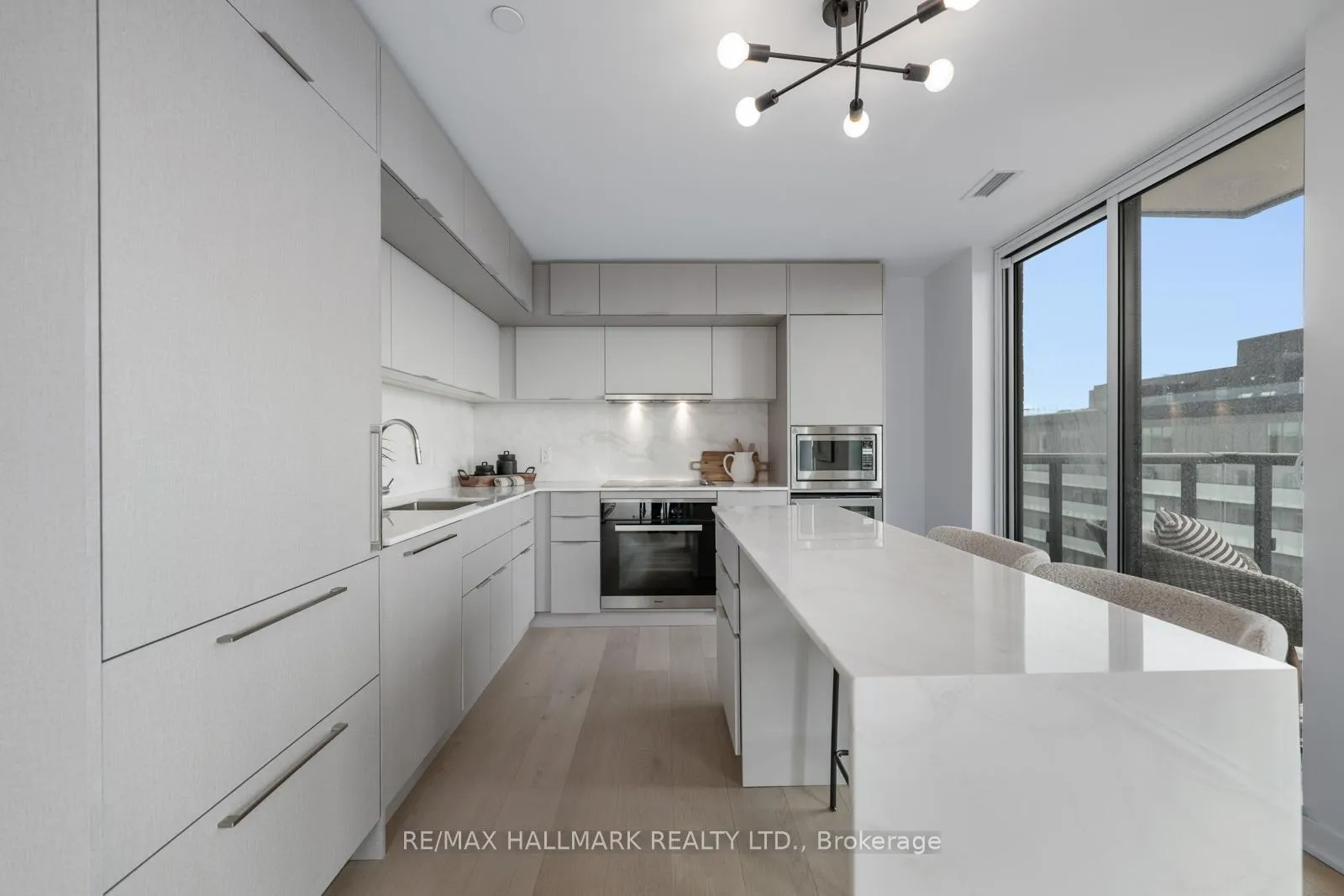 Photo 9 of Unit 907, 185 Alberta Avenue, Toronto, Oakwood Village — HOMEH