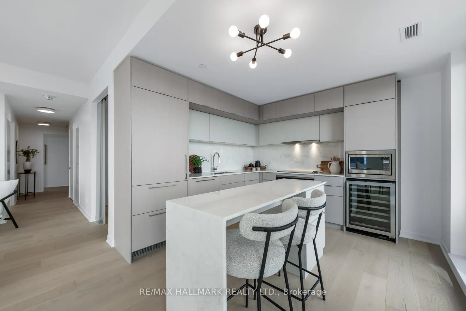 Photo 10 of Unit 907, 185 Alberta Avenue, Toronto, Oakwood Village — HOMEH