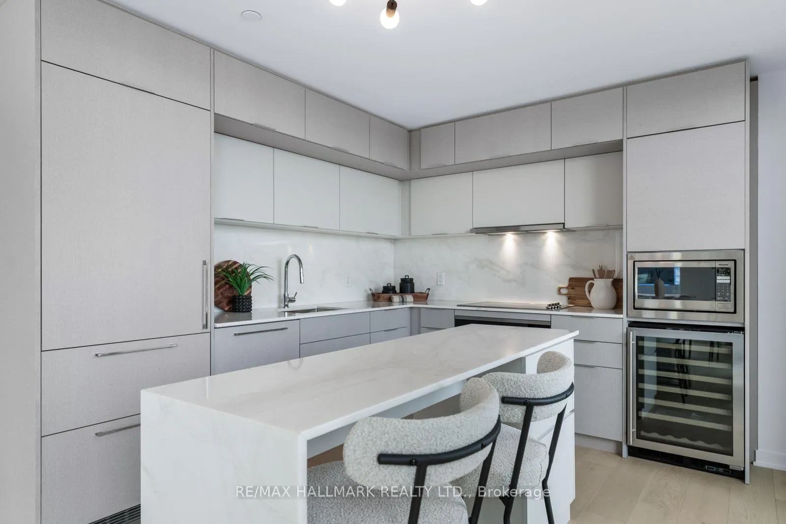 Photo 11 of Unit 907, 185 Alberta Avenue, Toronto, Oakwood Village — HOMEH
