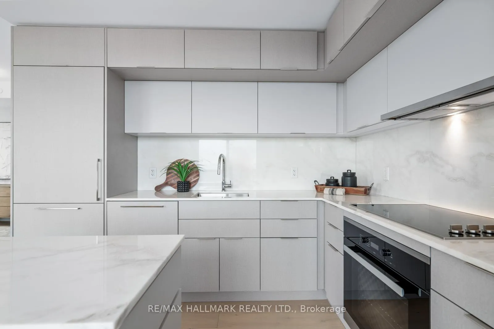 Photo 12 of Unit 907, 185 Alberta Avenue, Toronto, Oakwood Village — HOMEH