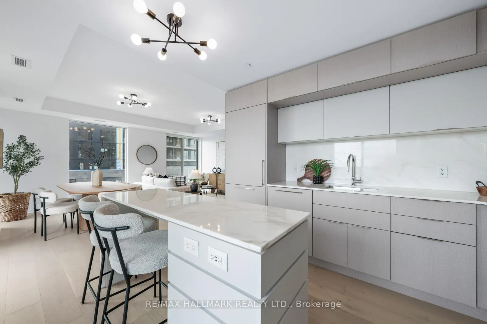 Photo 13 of Unit 907, 185 Alberta Avenue, Toronto, Oakwood Village — HOMEH