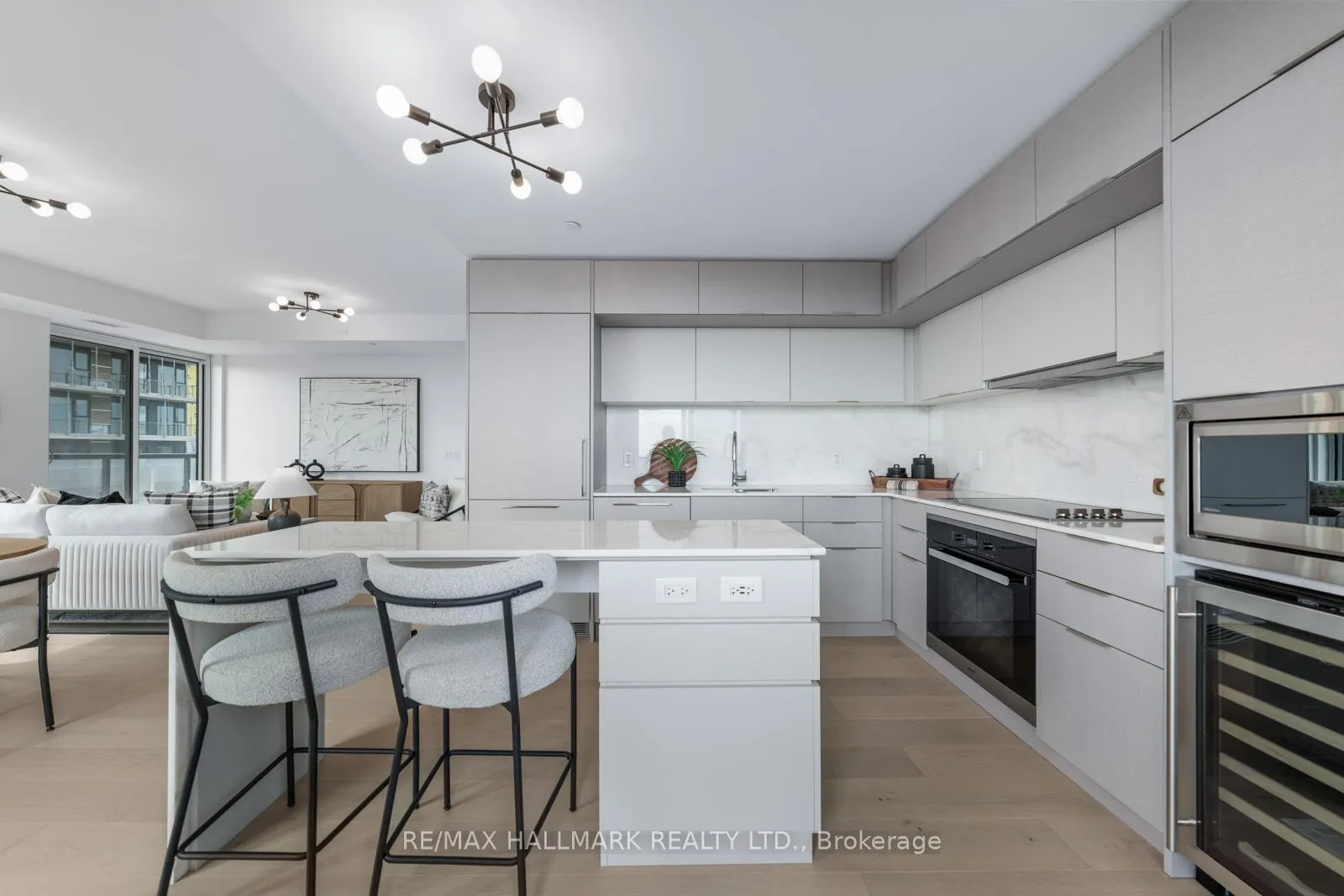 Photo 15 of Unit 907, 185 Alberta Avenue, Toronto, Oakwood Village — HOMEH