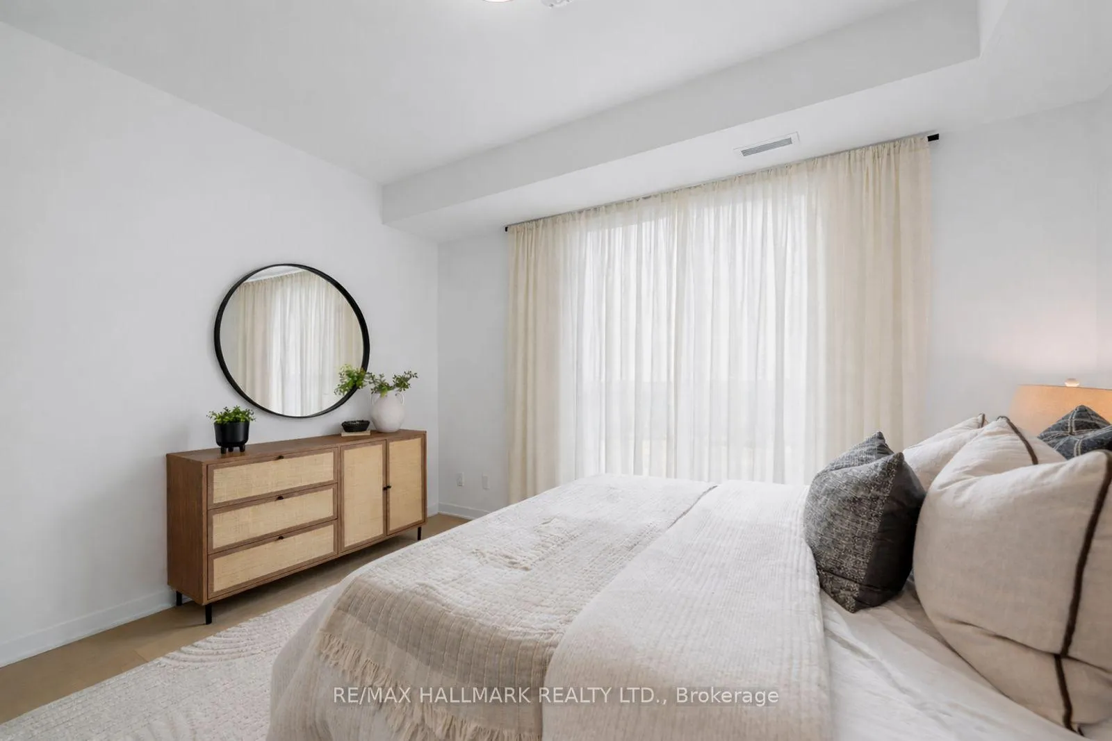 Photo 18 of Unit 907, 185 Alberta Avenue, Toronto, Oakwood Village — HOMEH