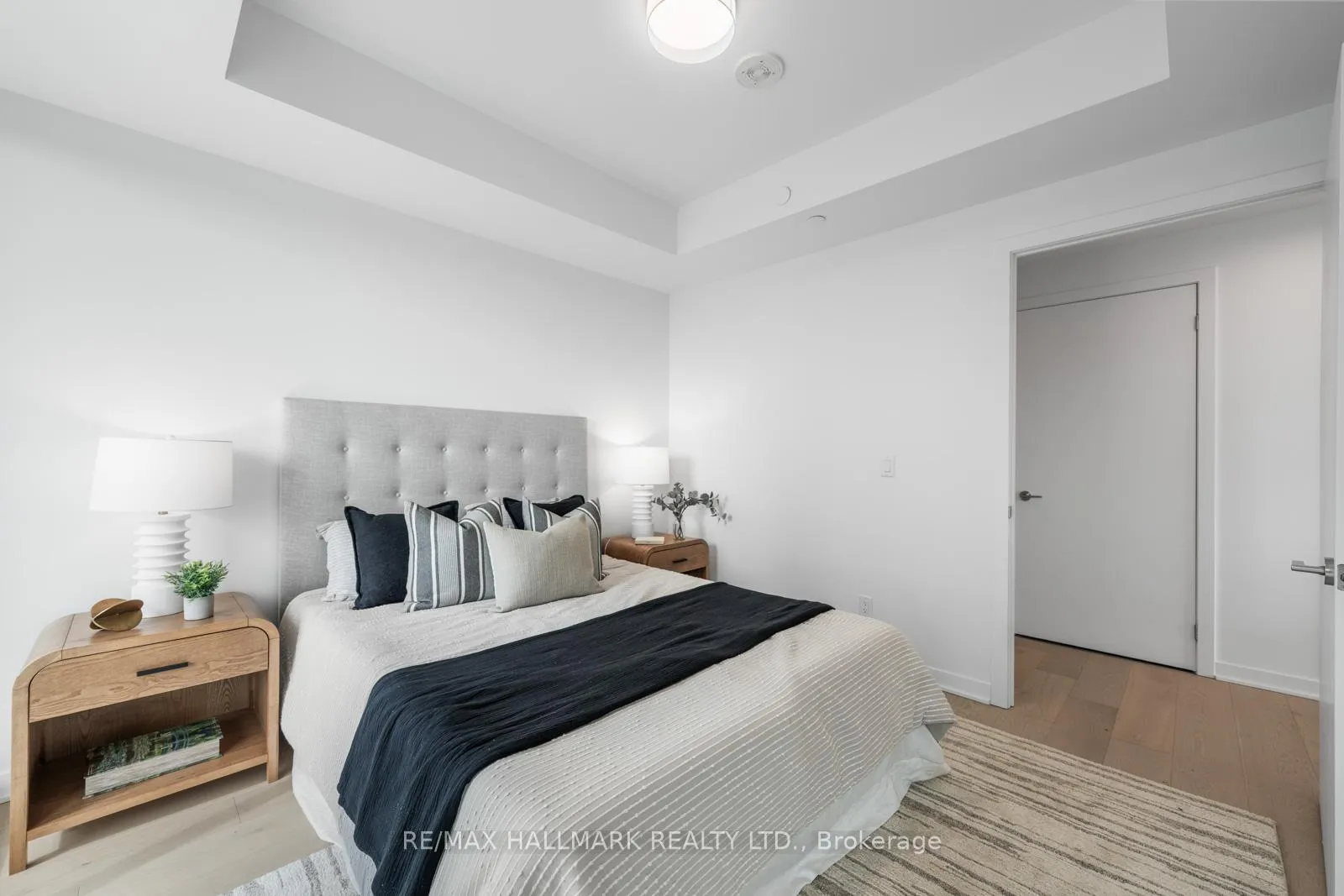 Photo 23 of Unit 907, 185 Alberta Avenue, Toronto, Oakwood Village — HOMEH