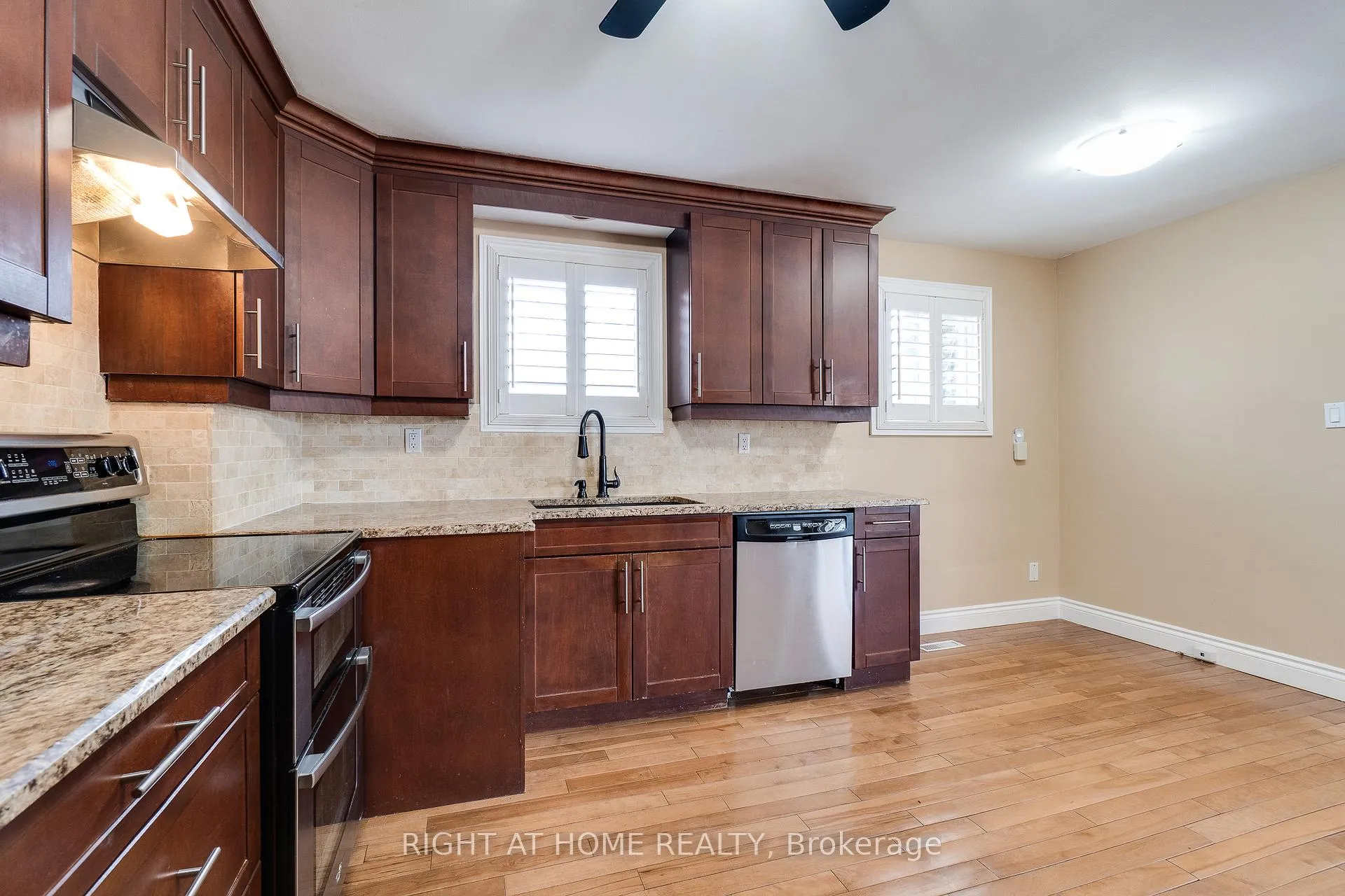 Photo 11 of 109 Rexway Drive, Halton Hills, Georgetown — HOMEH