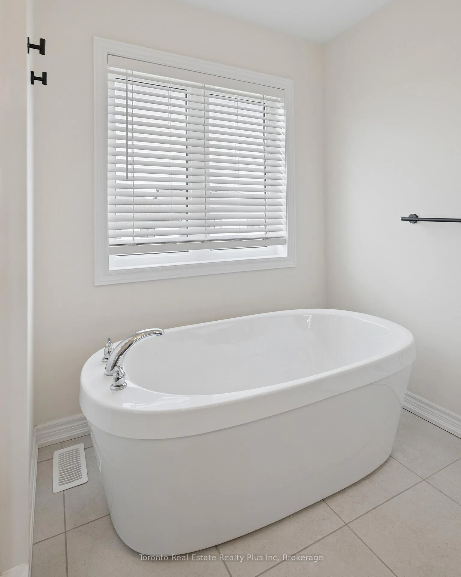 Photo 37 of 241 Broadacre Drive, Kitchener — HOMEH