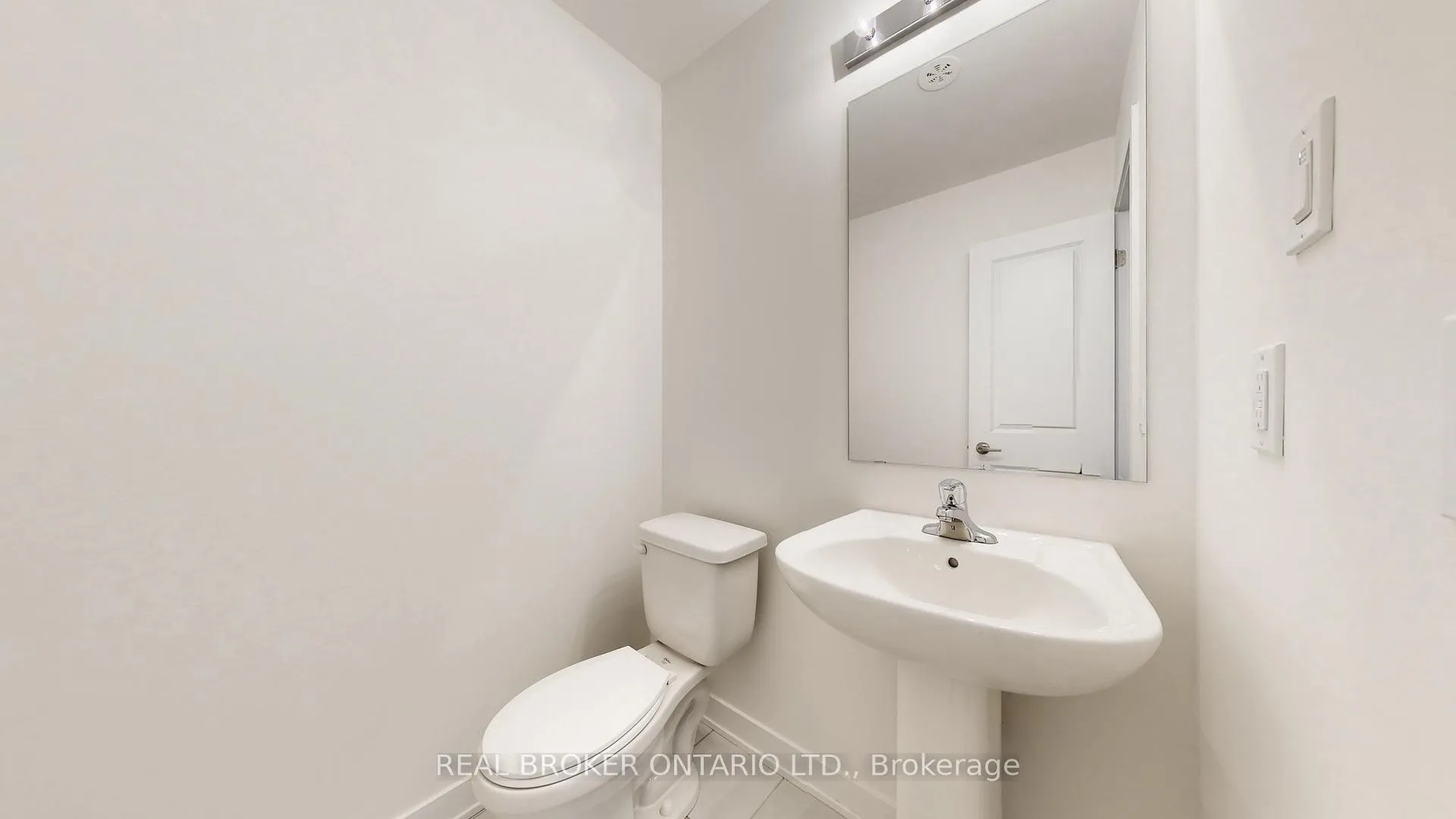 Photo 8 of Unit 216, 15100 Yonge Street N, Aurora, Aurora Village — HOMEH