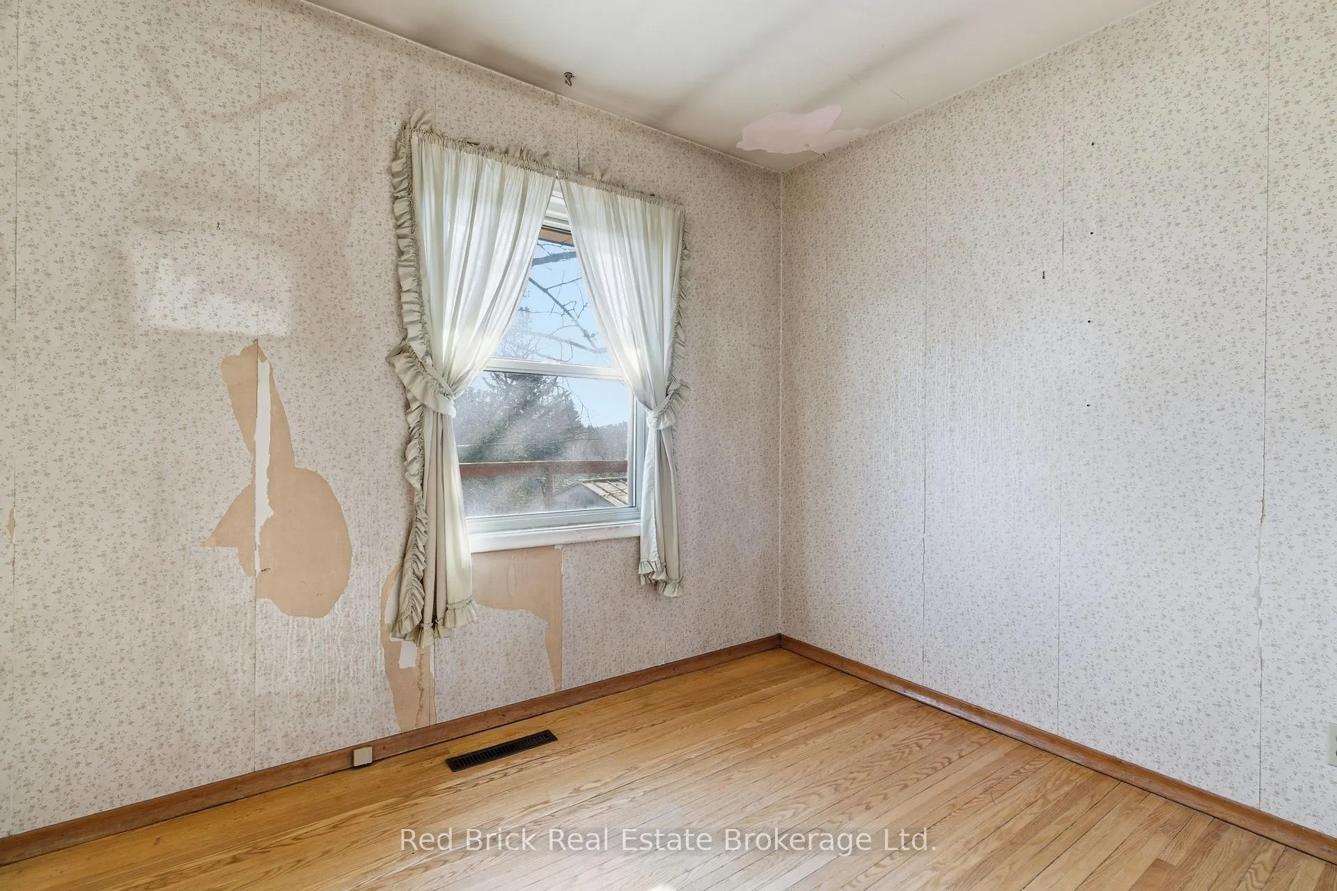 Photo 16 of 38 Dumbarton Street, Guelph, Riverside Park — HOMEH