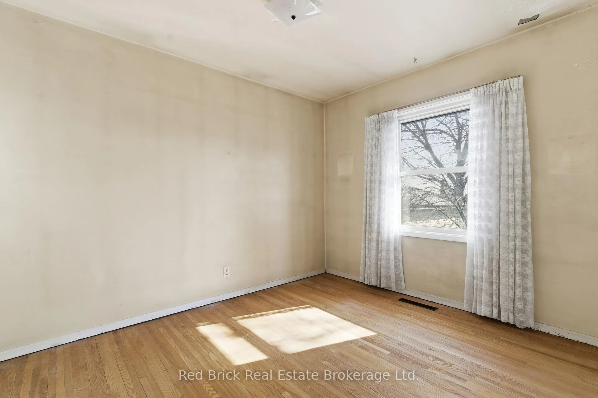 Photo 19 of 38 Dumbarton Street, Guelph, Riverside Park — HOMEH